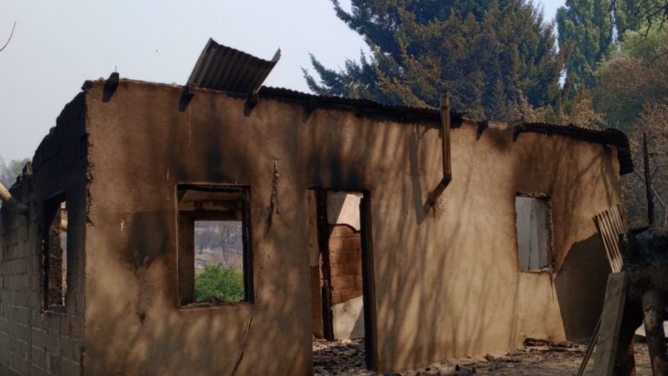 Francisco Cooke: "El incendio sigue descontrolado y no hay pronóstico de lluvia"