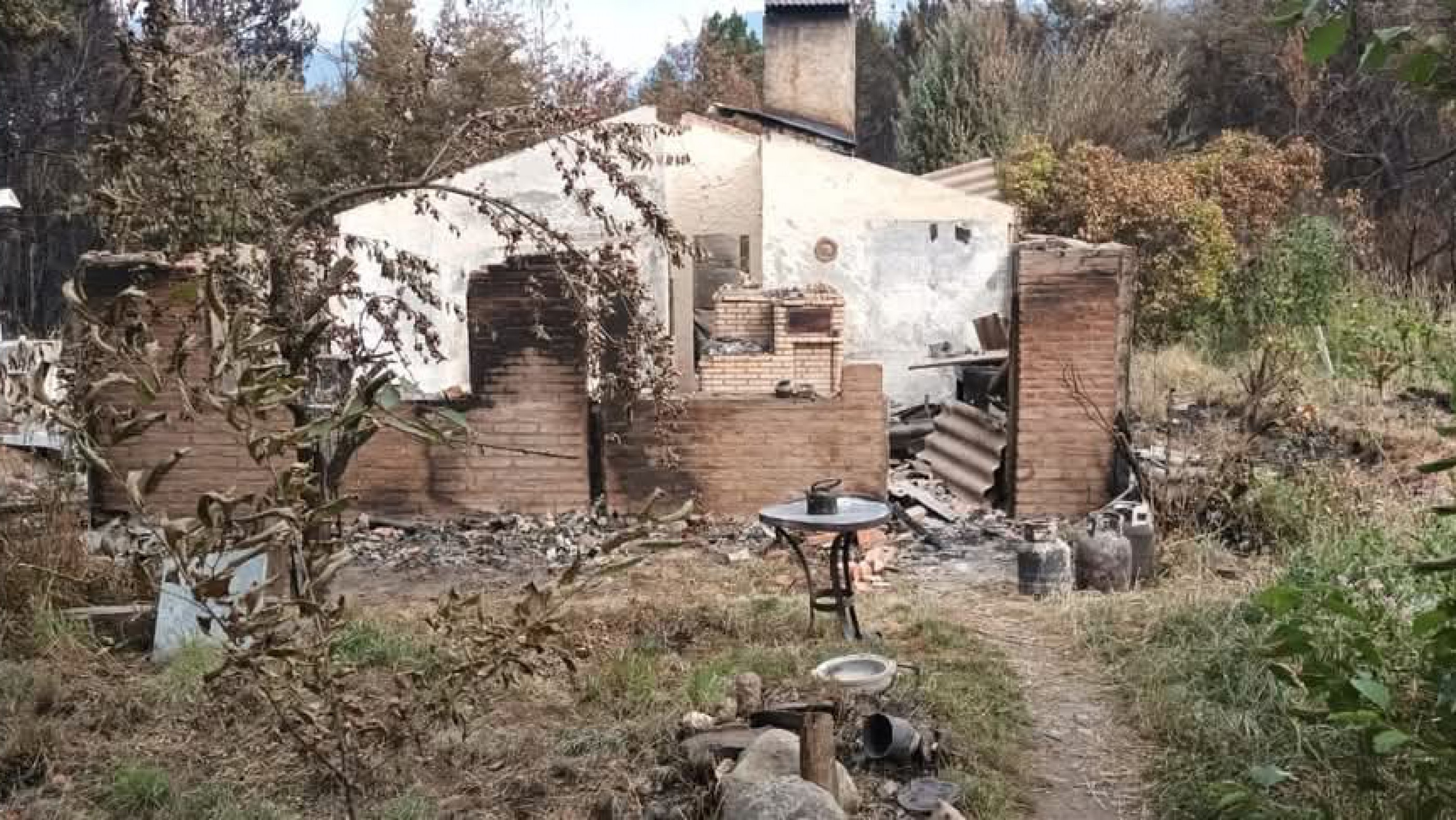 Postergan el inicio de clases en 14 escuelas rurales de El Bolsón por los incendios