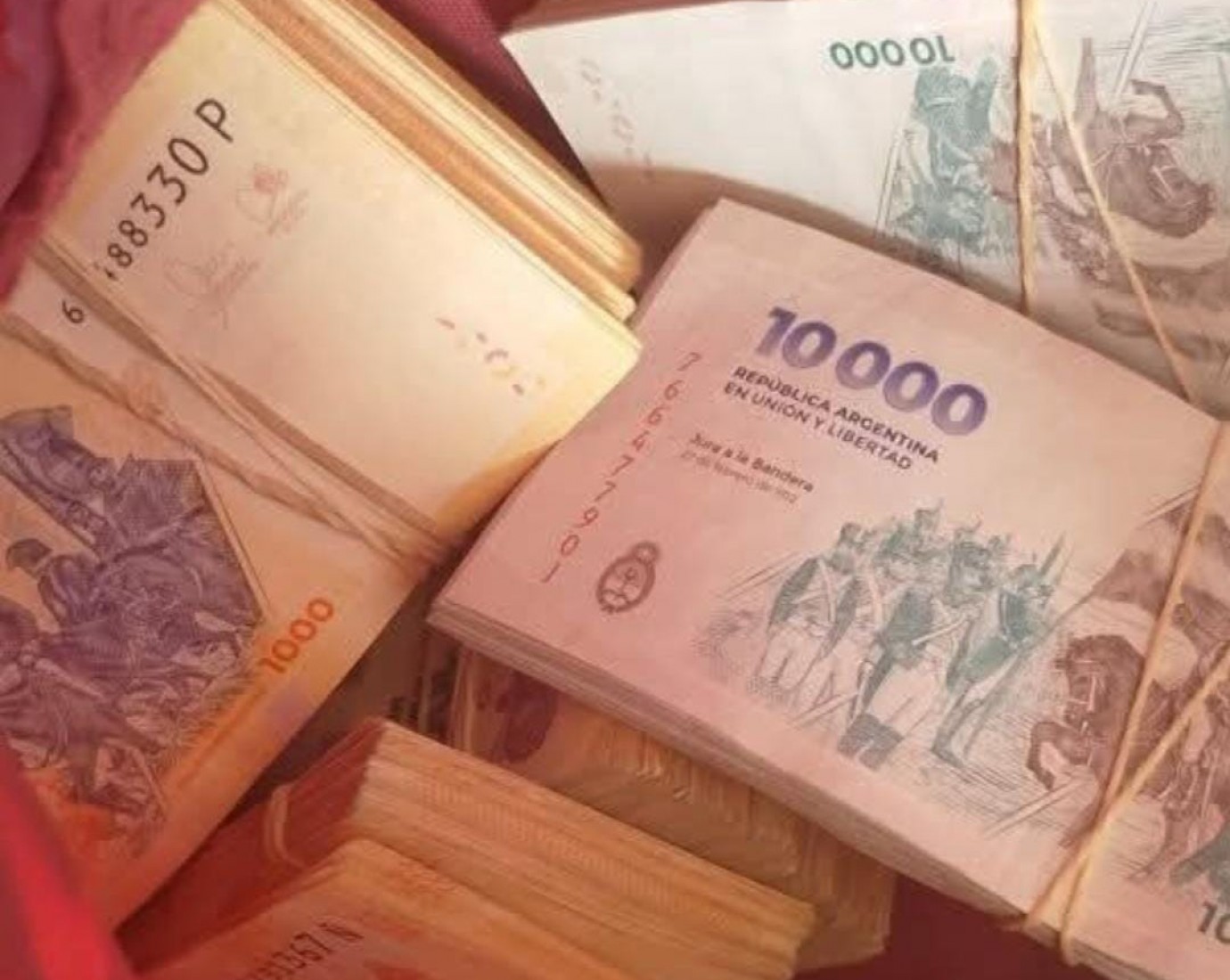 Halló una mochila en una plaza con $3.000.000, la devolvió y rechazó la recompensa