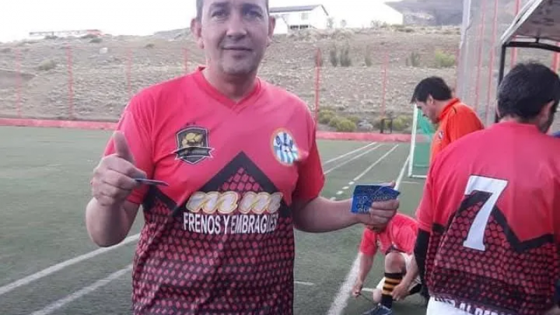 Fue a jugar un partido de veteranos, se descompensó y murió en el auto