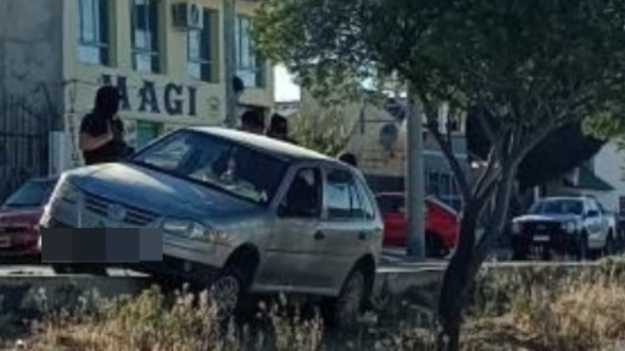 Perdió el control y terminó sobre el bulevar en avenida Estados Unidos