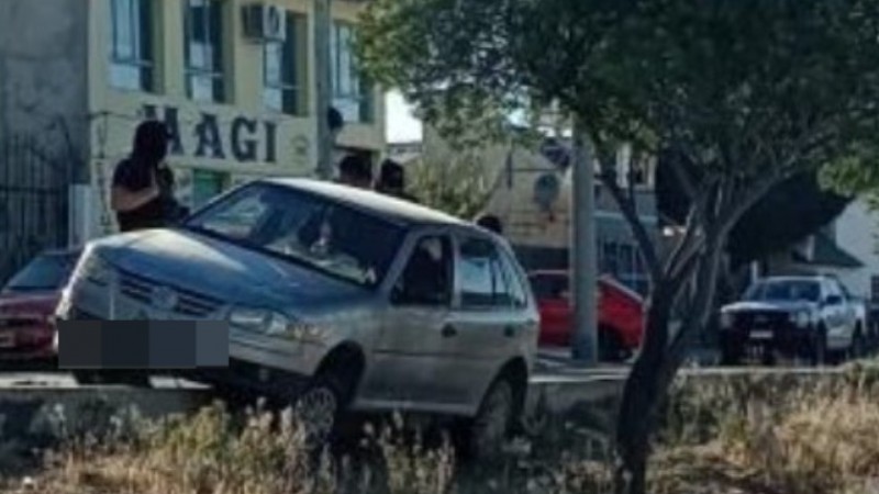 Perdió el control y terminó sobre el bulevar en avenida Estados Unidos