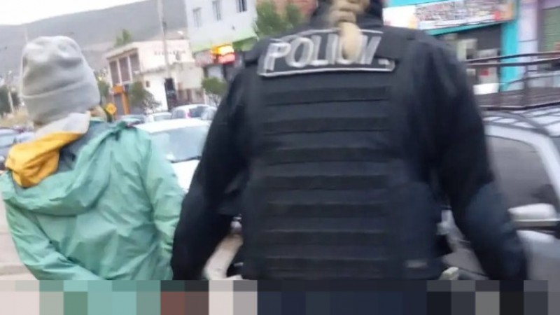 Detuvieron a mujer que rompió el vidrio de la puerta de una iglesia