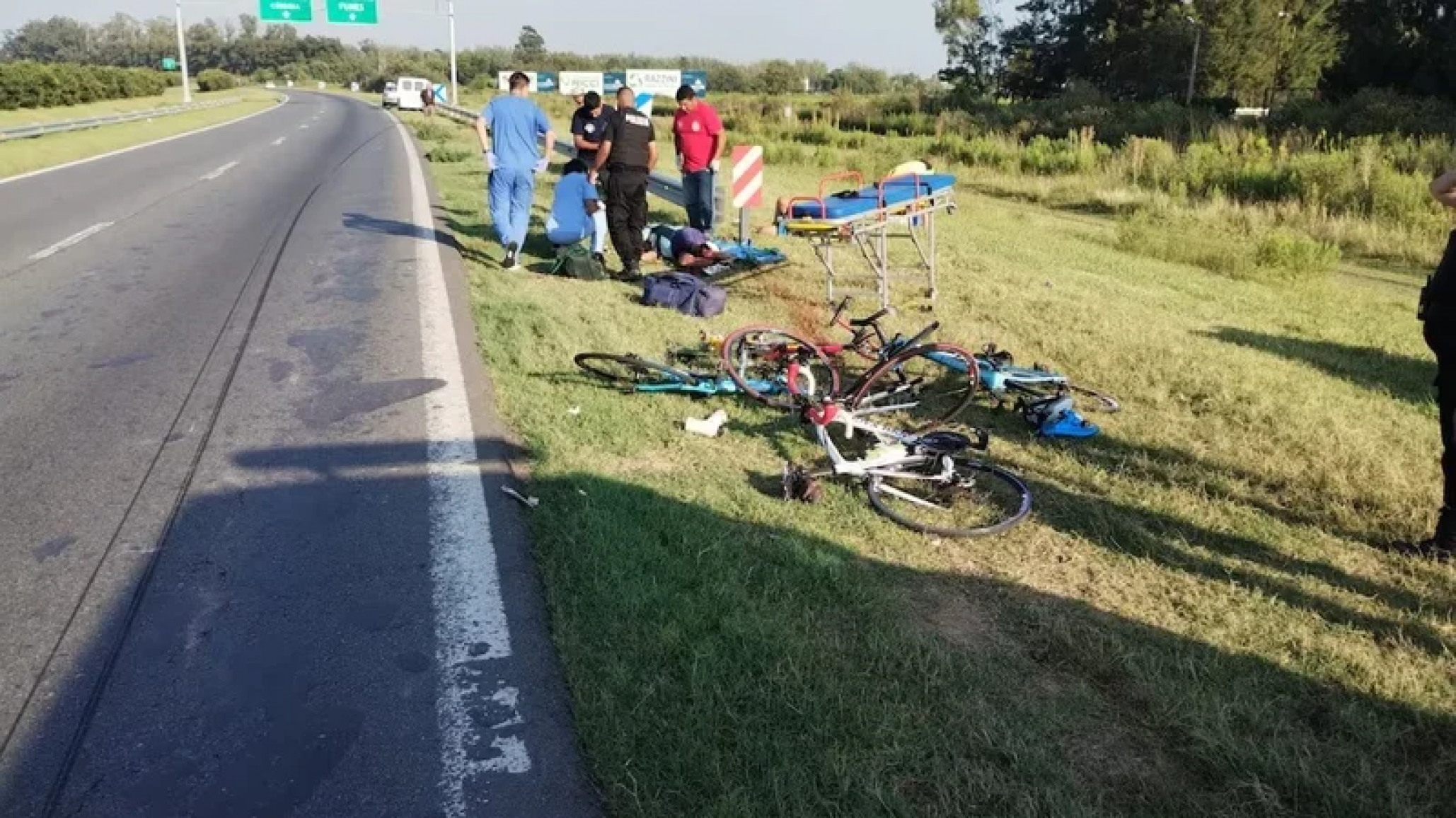 Tragedia fatal en la autopista: un grupo de ciclistas fue embestido por una camioneta y un hombre murió