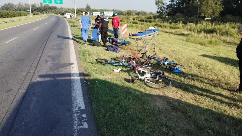 Tragedia fatal en la autopista: un grupo de ciclistas fue embestido por una camioneta y un hombre murió