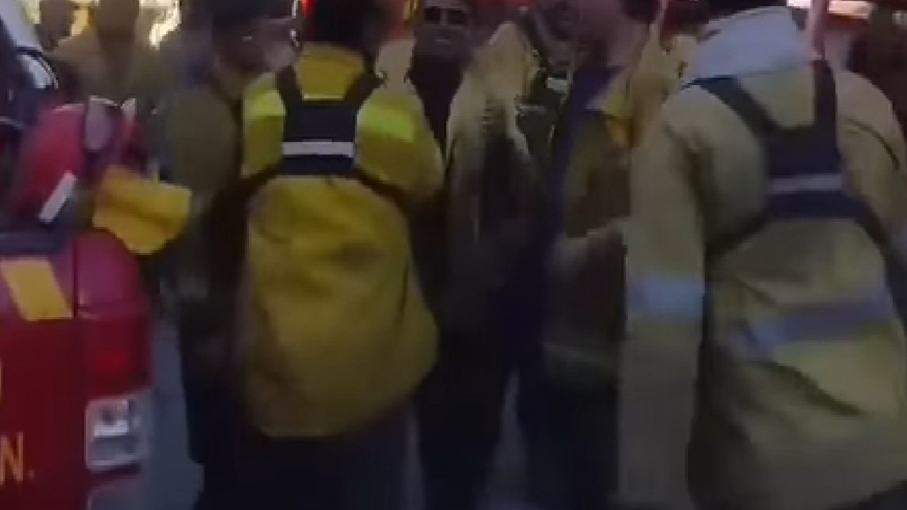 Emotiva despedida a los bomberos que combatieron los incendios en la Comarca Andina