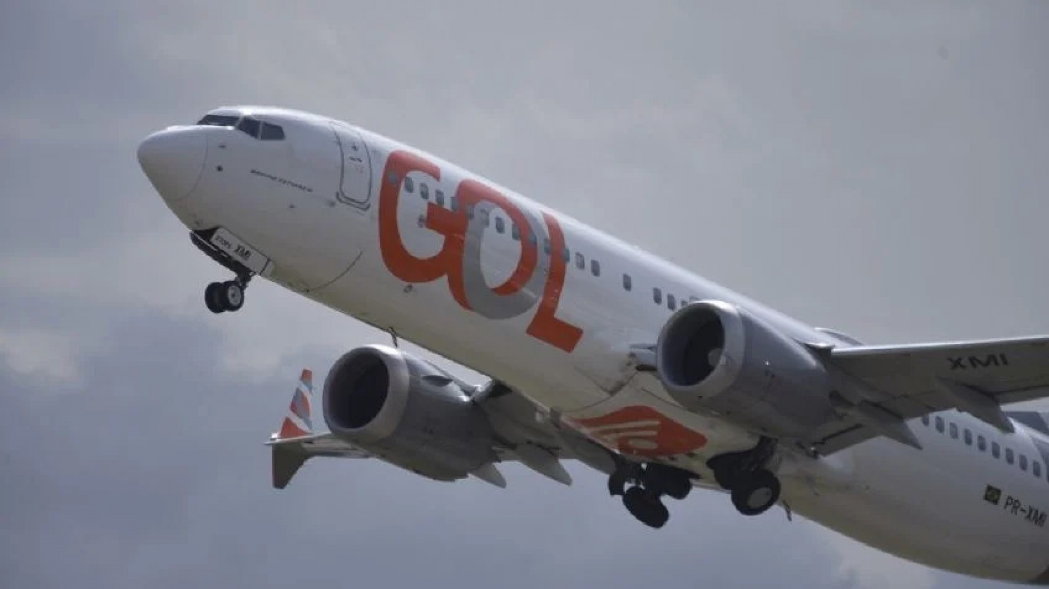 Accidente: un avión chocó con una camioneta mientras despegaba