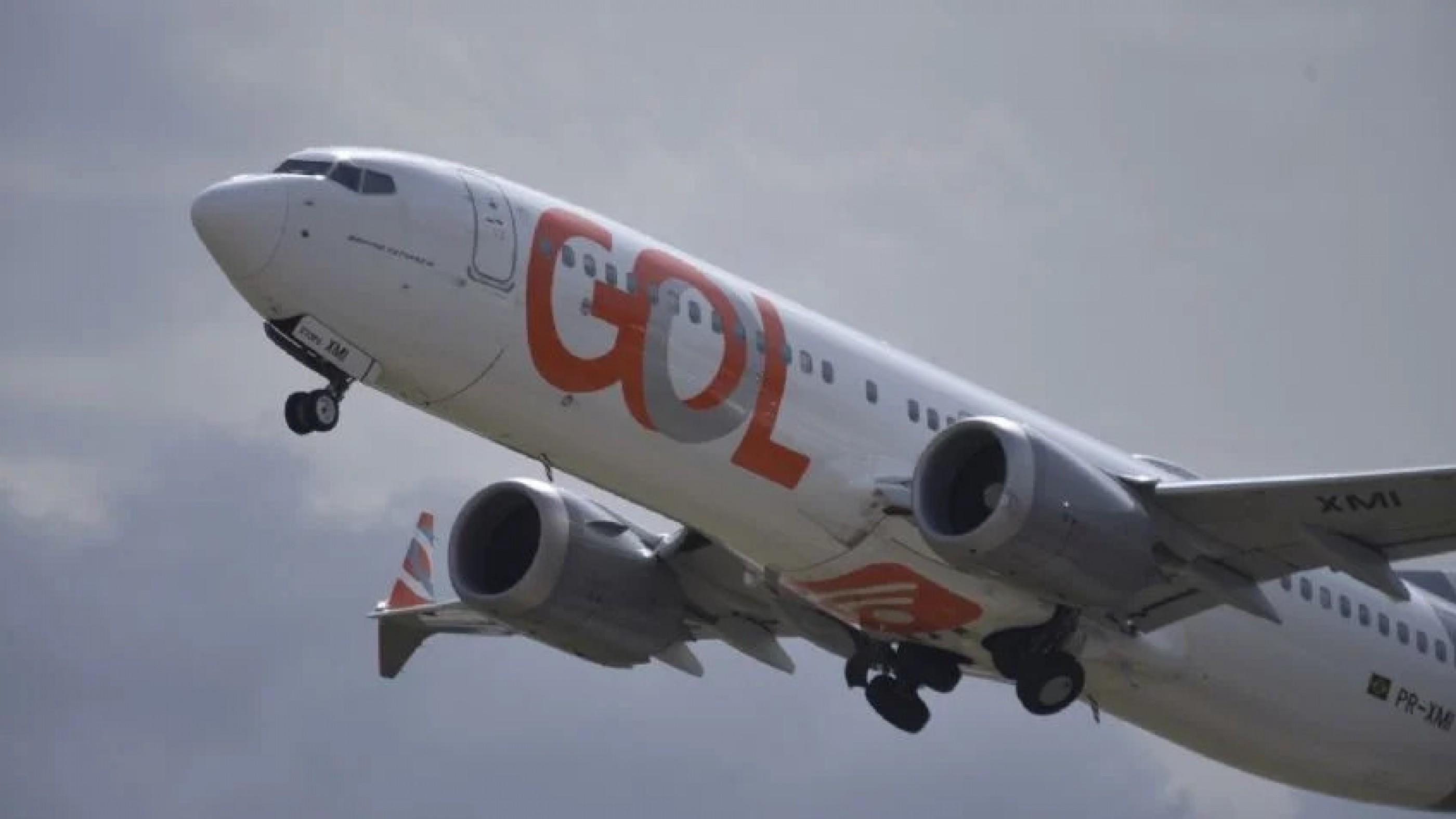 Accidente: un avión chocó con una camioneta mientras desplegaba