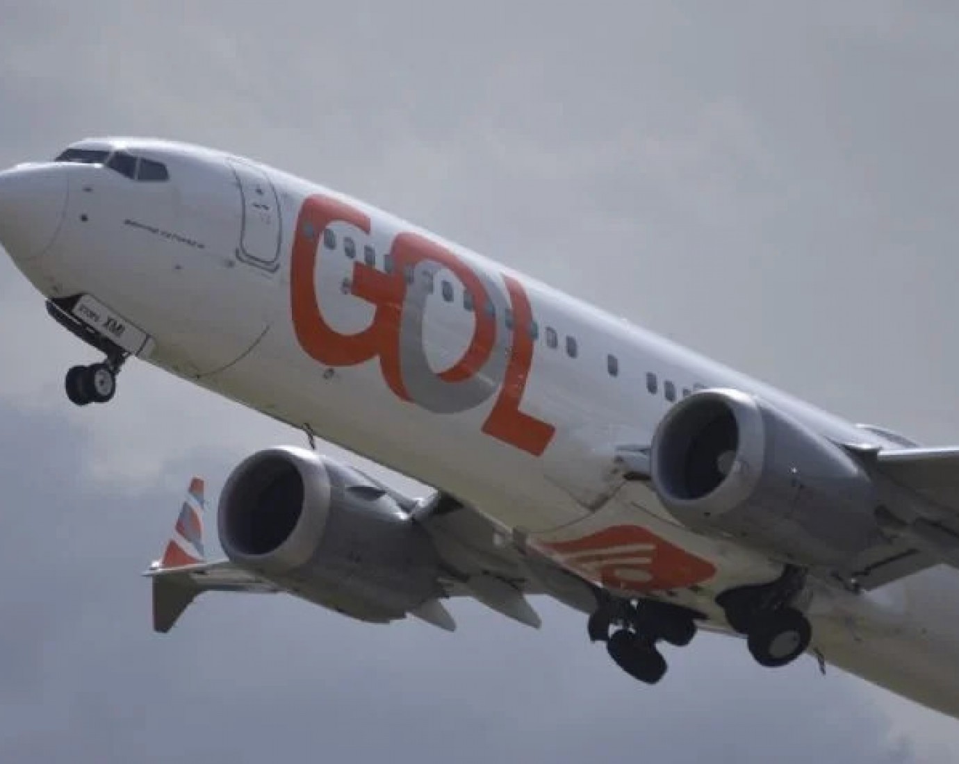 Accidente: un avión chocó con una camioneta mientras despegaba