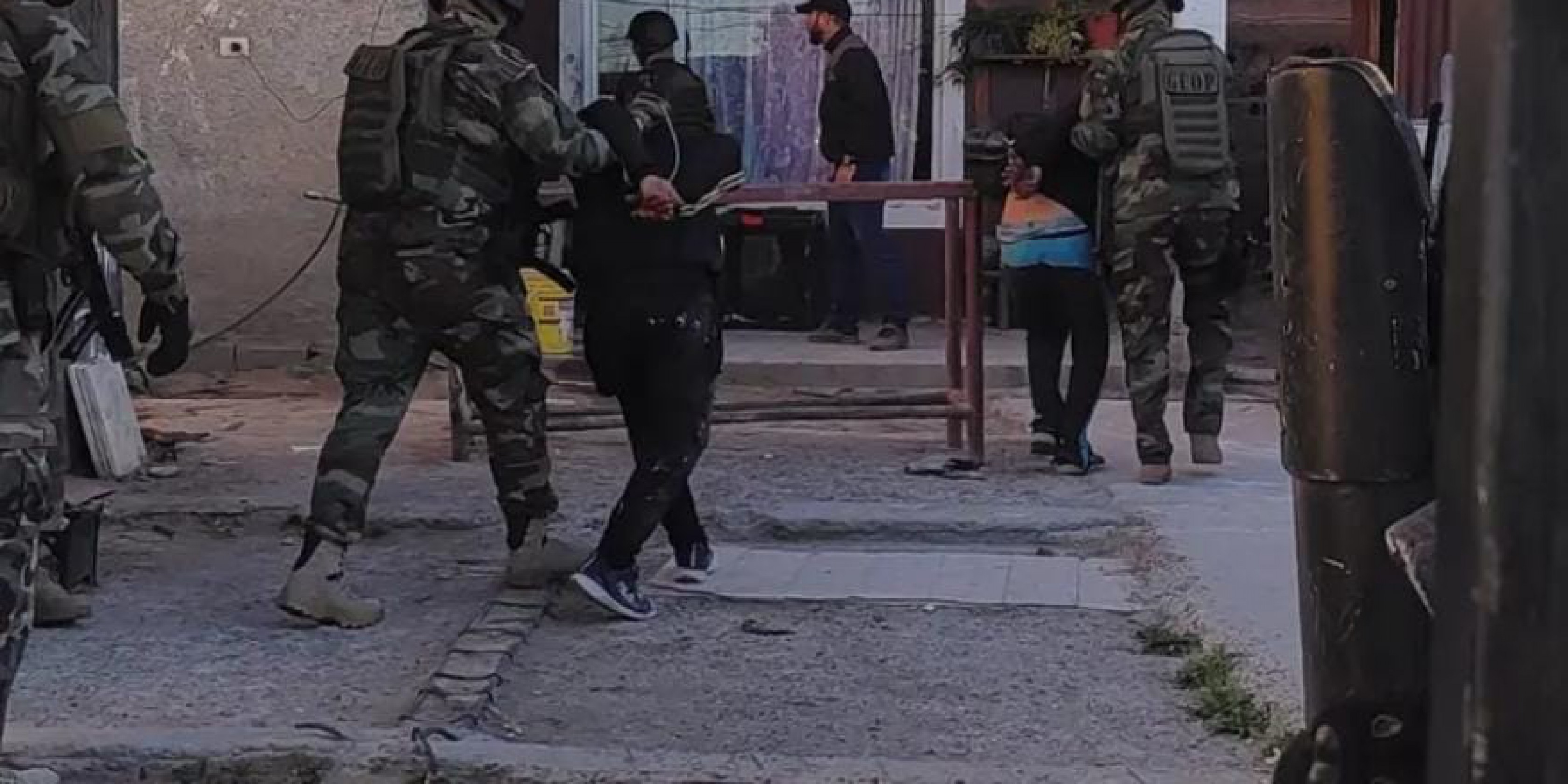 Desarticulan cinco puntos de venta de droga en Comodoro: un detenido y secuestro de armas y estupefacientes