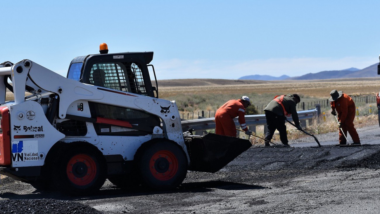 Trabajos de bacheo, perfilado y desmalezado en las rutas 25, 3 y 40
