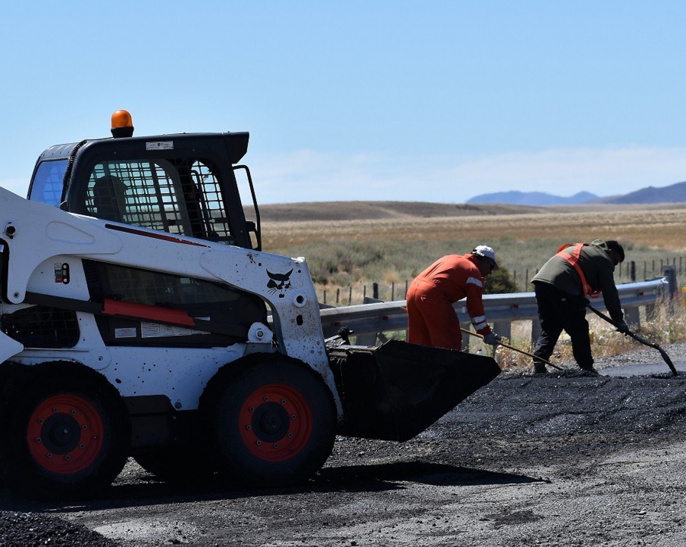 Trabajos de bacheo, perfilado y desmalezado en las rutas 25, 3 y 40