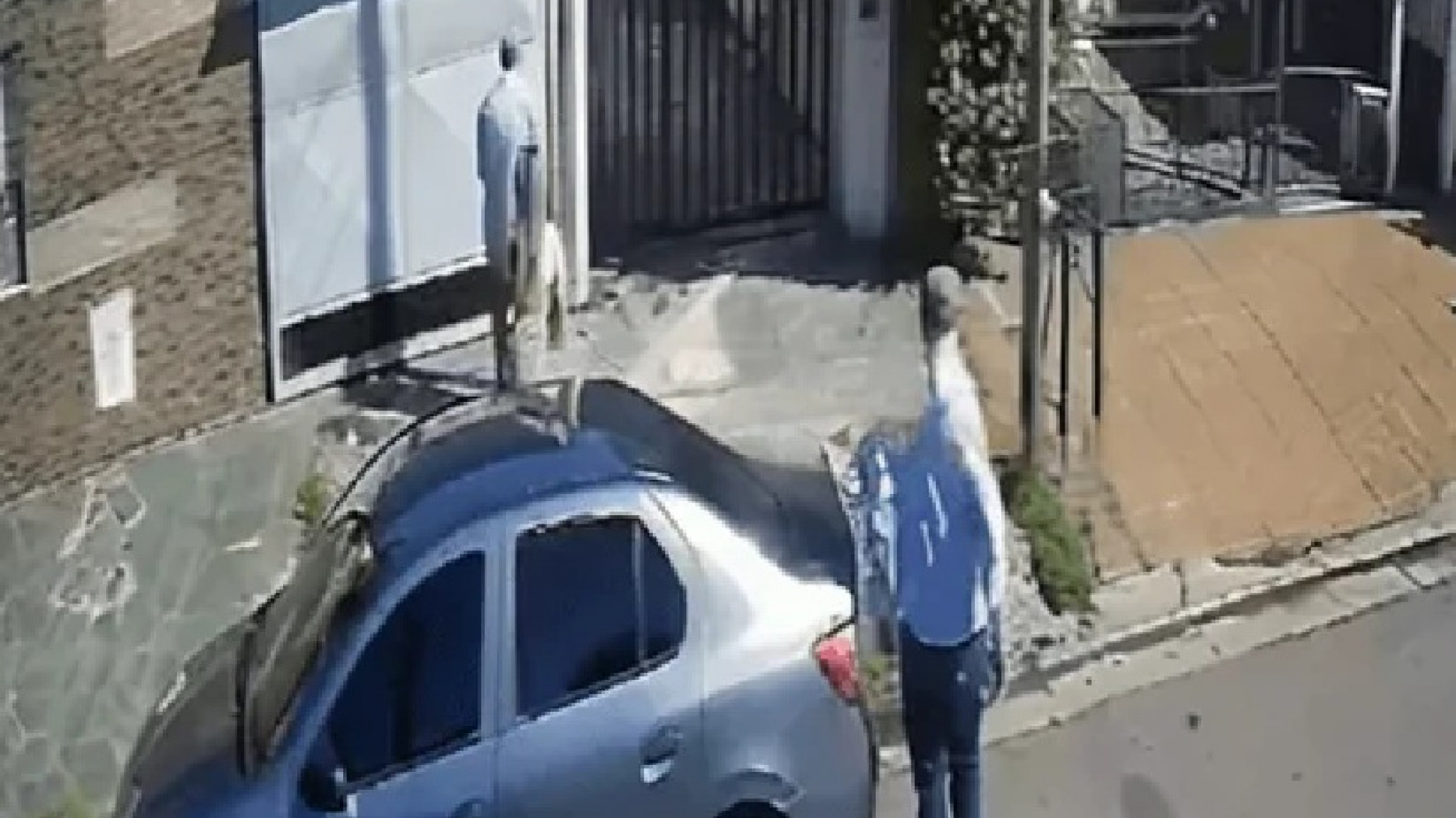 Dos hombres y una mujer engañaron a un jubilado y le robaron los ahorros de toda su vida