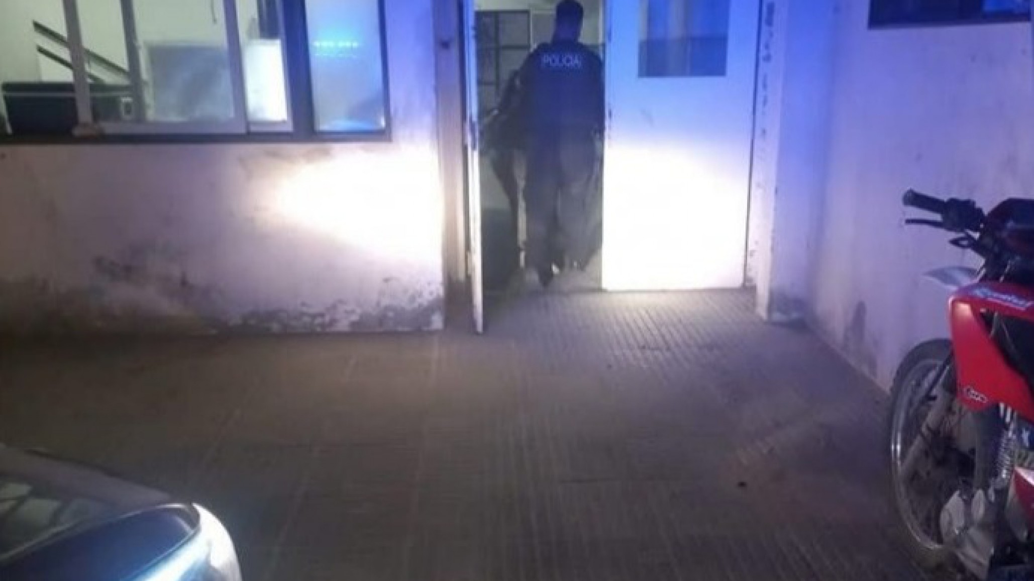 El dueño lo encerró en el garaje hasta que llegó la policía tras intentar robar materiales de construcción