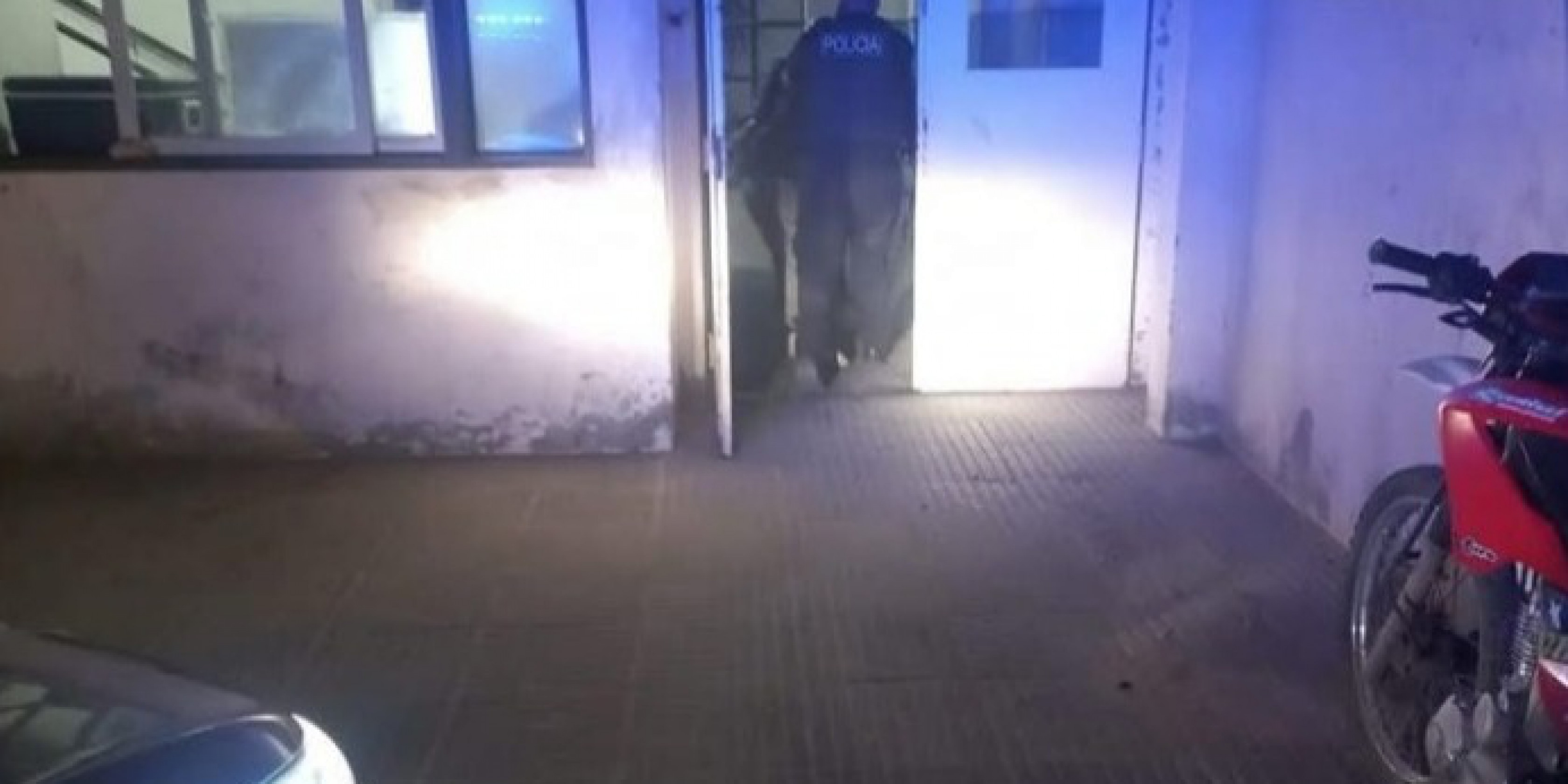 El dueño lo encerró en el garaje hasta que llegó la policía tras intentar robar materiales de construcción