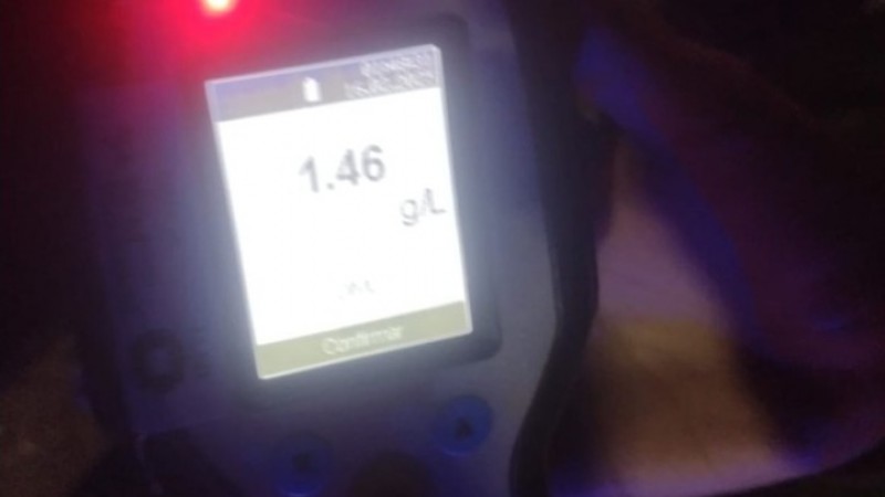 Conducía ebria, zigzagueando y con su hija a bordo