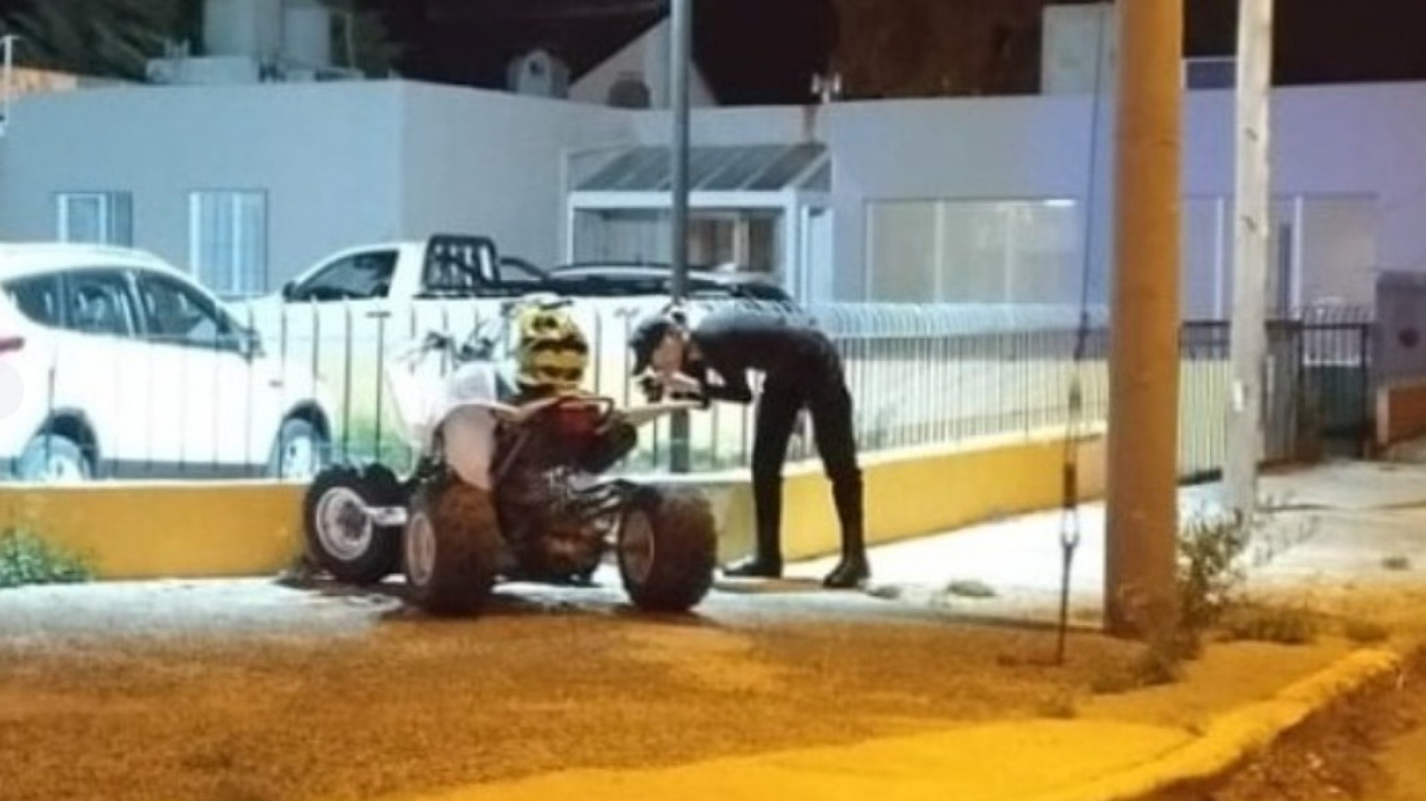 Dos menores de 13 años, uno al volante de un cuatriciclo, chocaron contra una pared y terminaron heridos