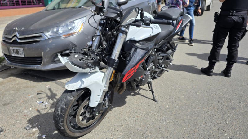 Choque en pleno centro de Comodoro: un motociclista fue derivado al Hospital Regional