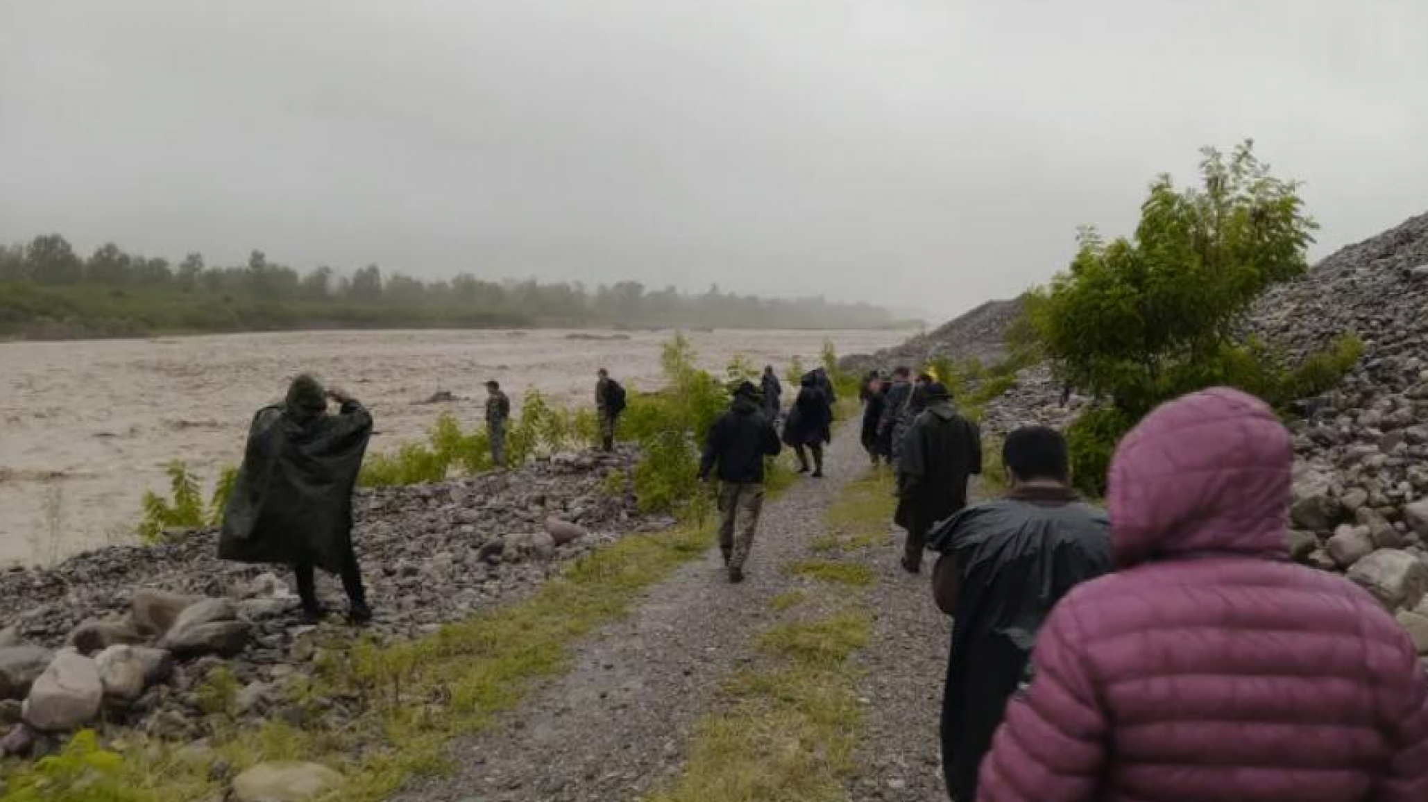 Búsqueda contrarreloj de una niña de 9 años que fue arrastrada por el río