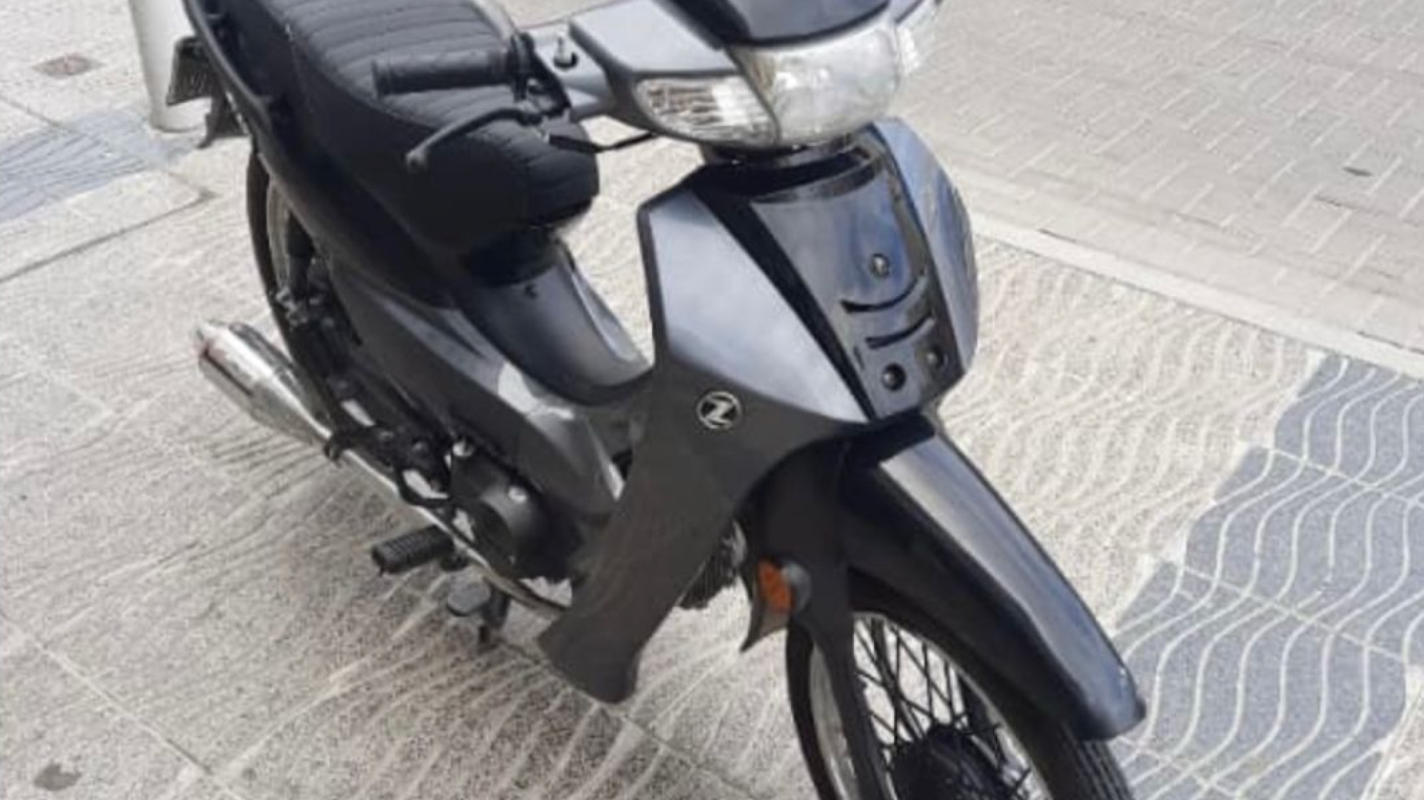 Le robaron la motocicleta del patio de su casa: "Vivo el día a día"