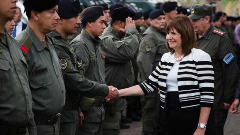 Gendarmes venden pollos en Formosa para paliar la falta de insumos