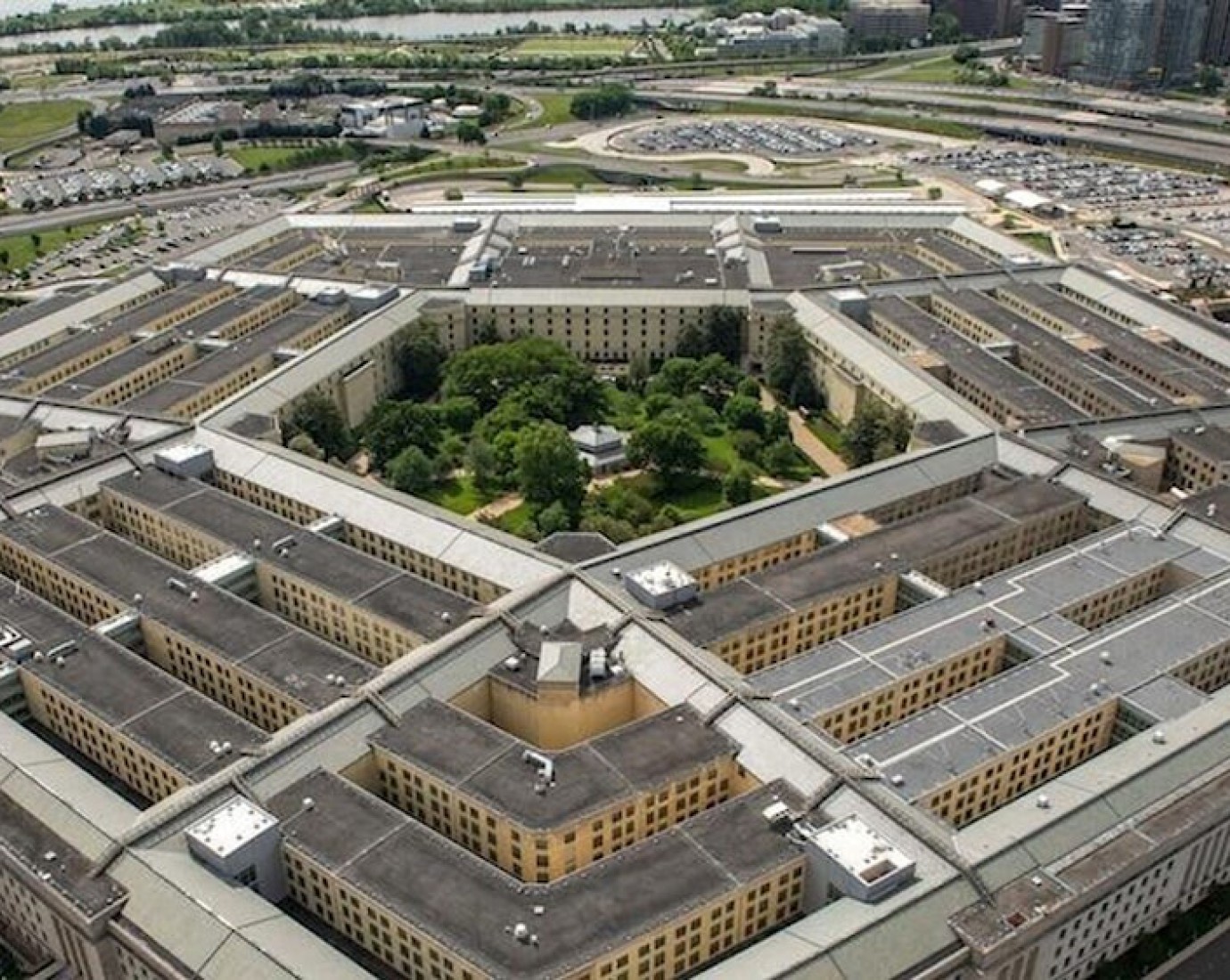 Anuncian despidos masivos de empleados civiles en el Pentágono