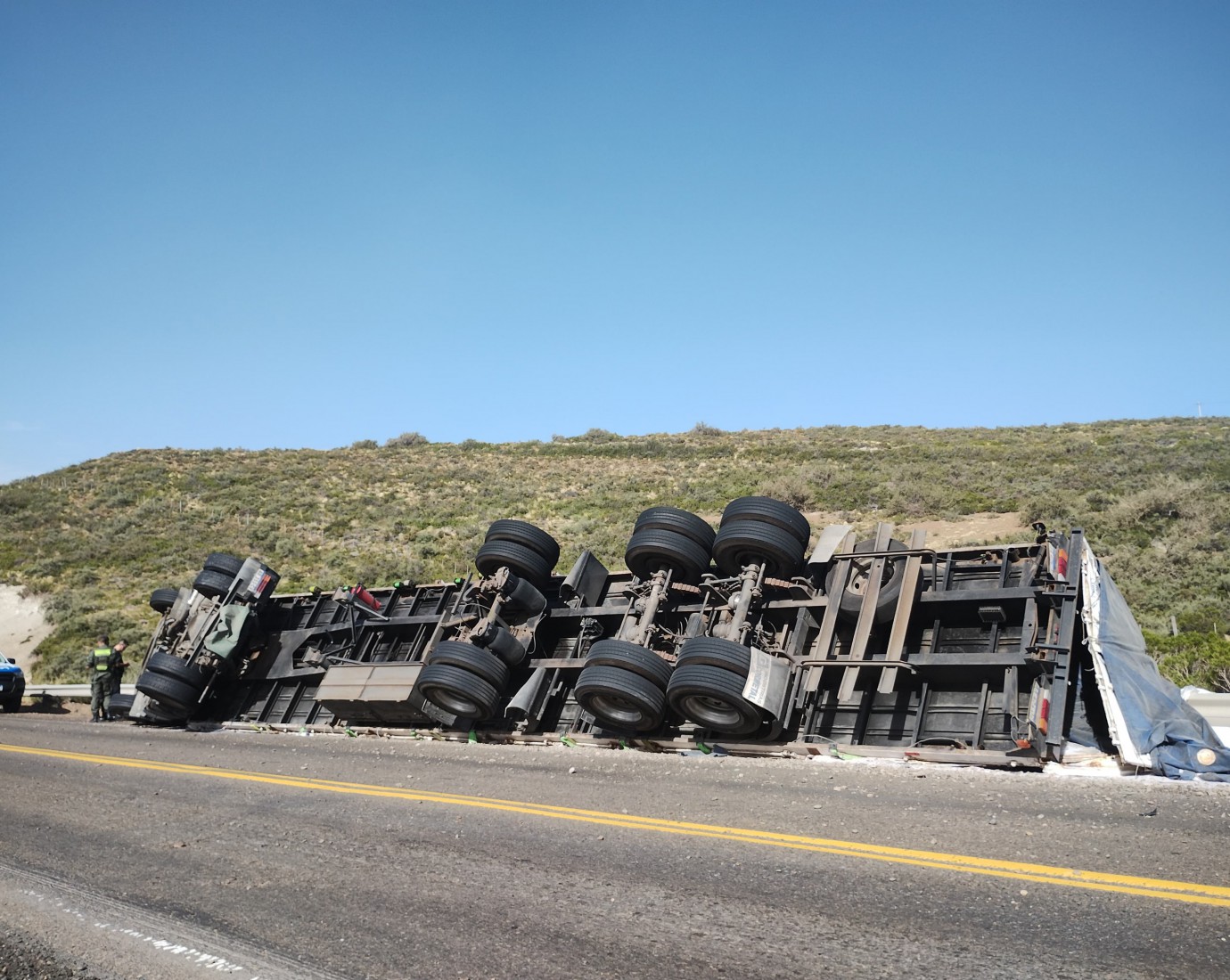 Ruta 3: perdió el control del camión y volcó