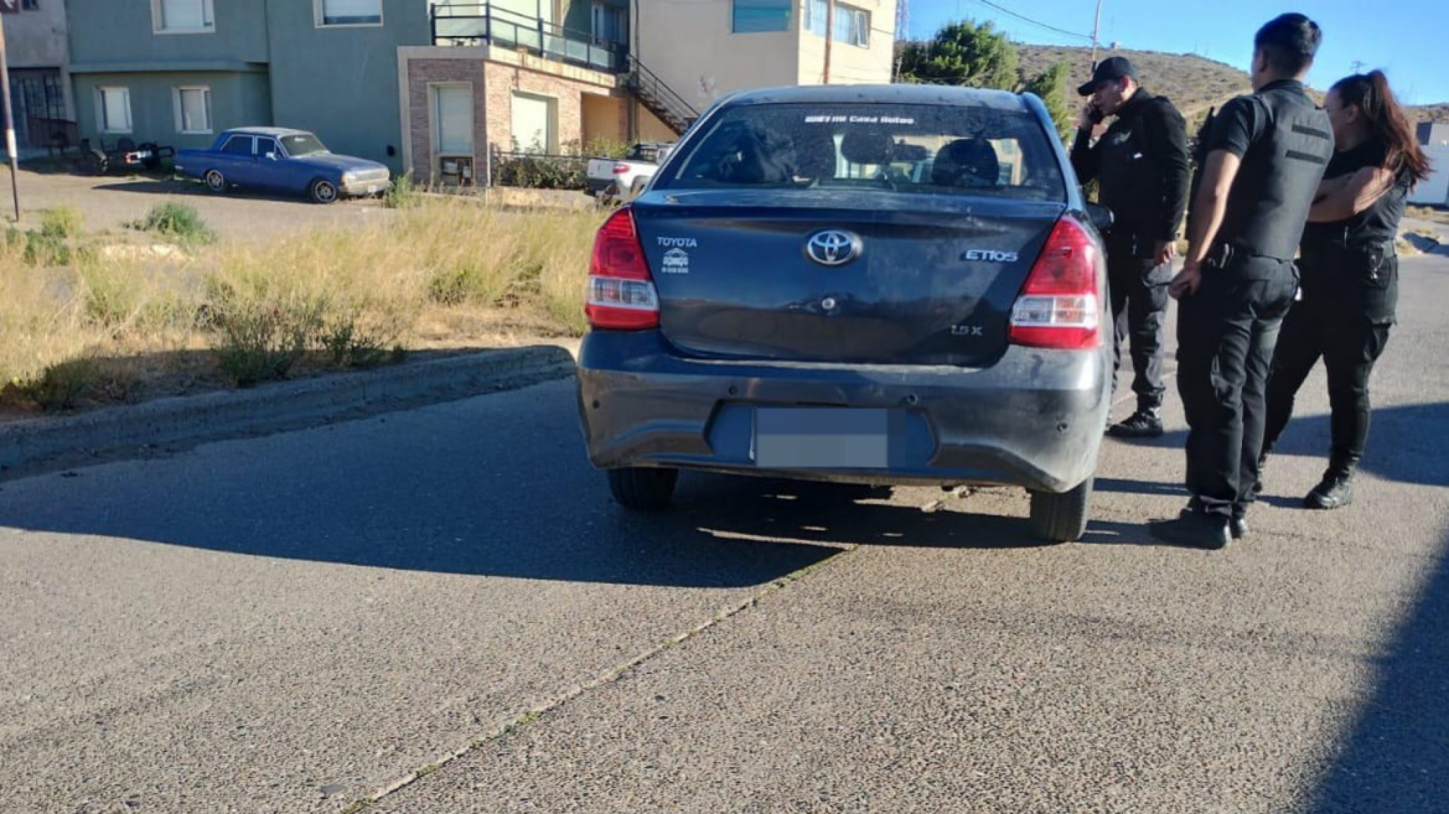 Recuperaron en Caleta Olivia un auto robado en Comodoro: lo usaban para cometer delitos