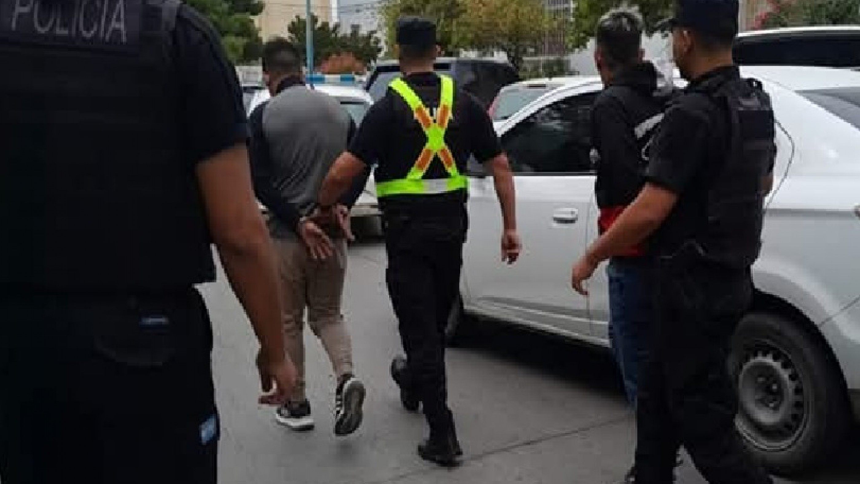 Sorprendieron a dos sujetos agachados debajo de una camioneta intentando robar una rueda