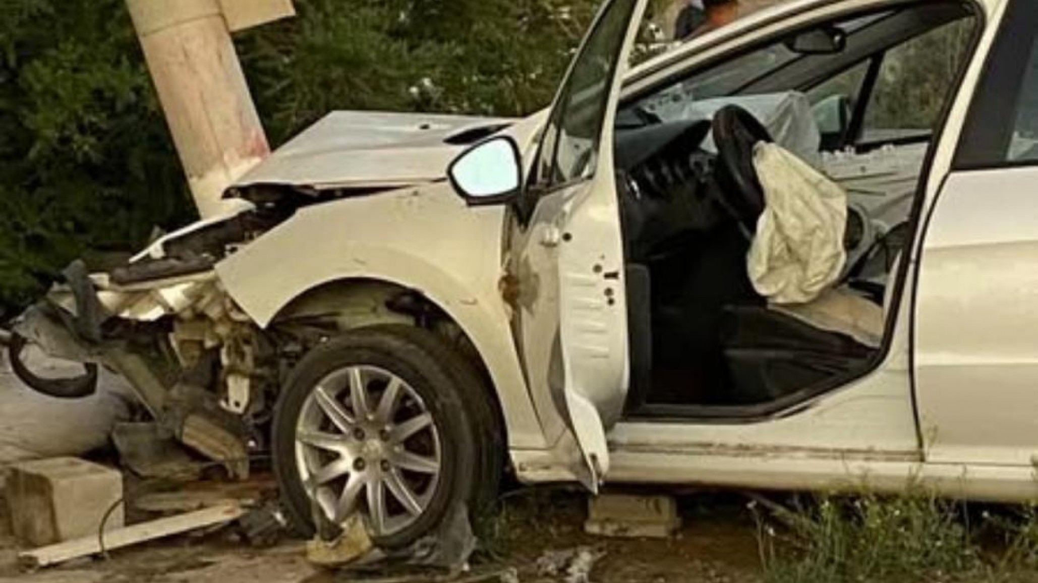 Una mujer perdió el control del auto y chocó contra un poste de luz