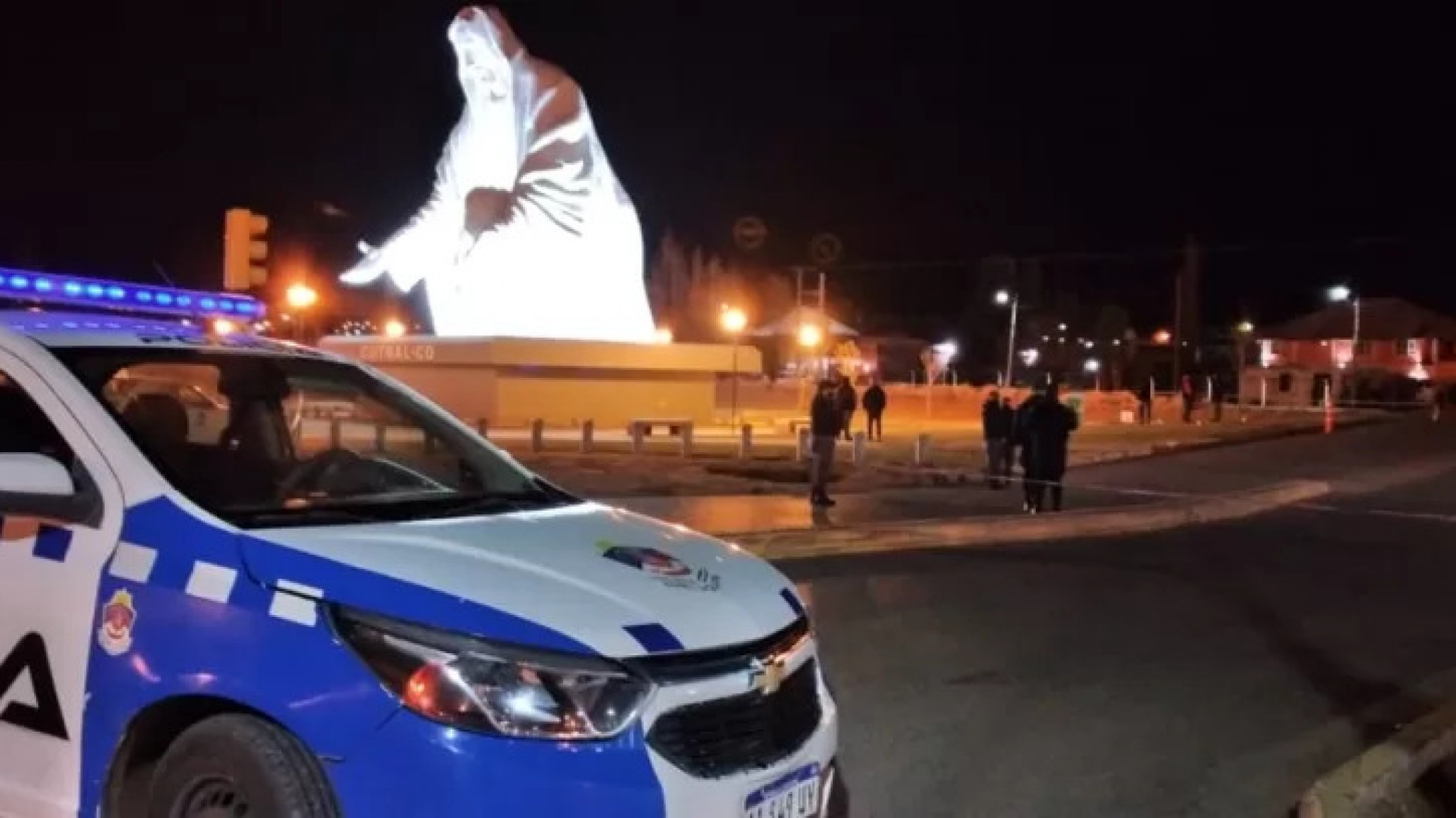 Un adolescente fue baleado mientras dormía en su casa