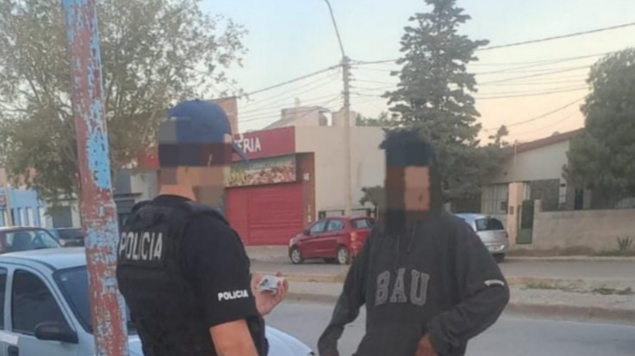 Caminaba por la avenida y la policía lo reconoció: tenía pedido de captura