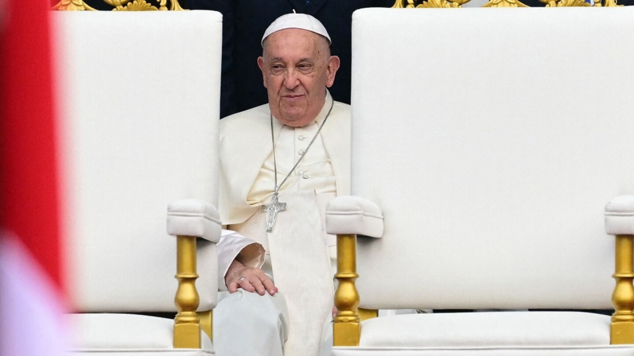 El Vaticano informó que el papa Francisco "durmió bien" y continúa en recuperación