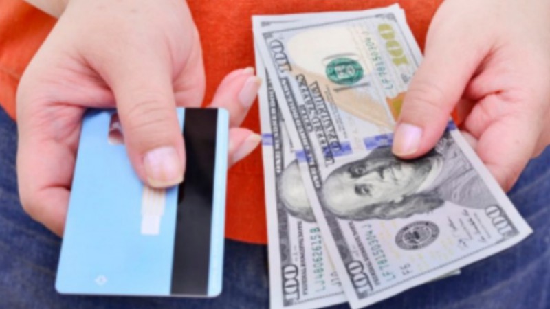 Ya se pueden realizar pagos en dólares con tarjeta de débito: cómo funciona el nuevo sistema