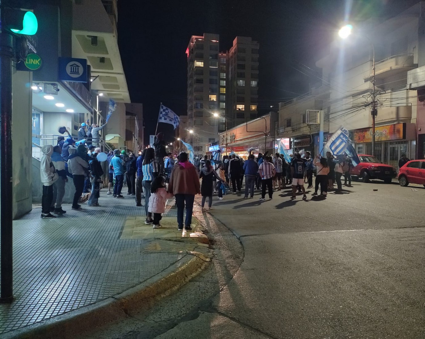 Los hinchas de Racing festejaron la Recopa en Comodoro