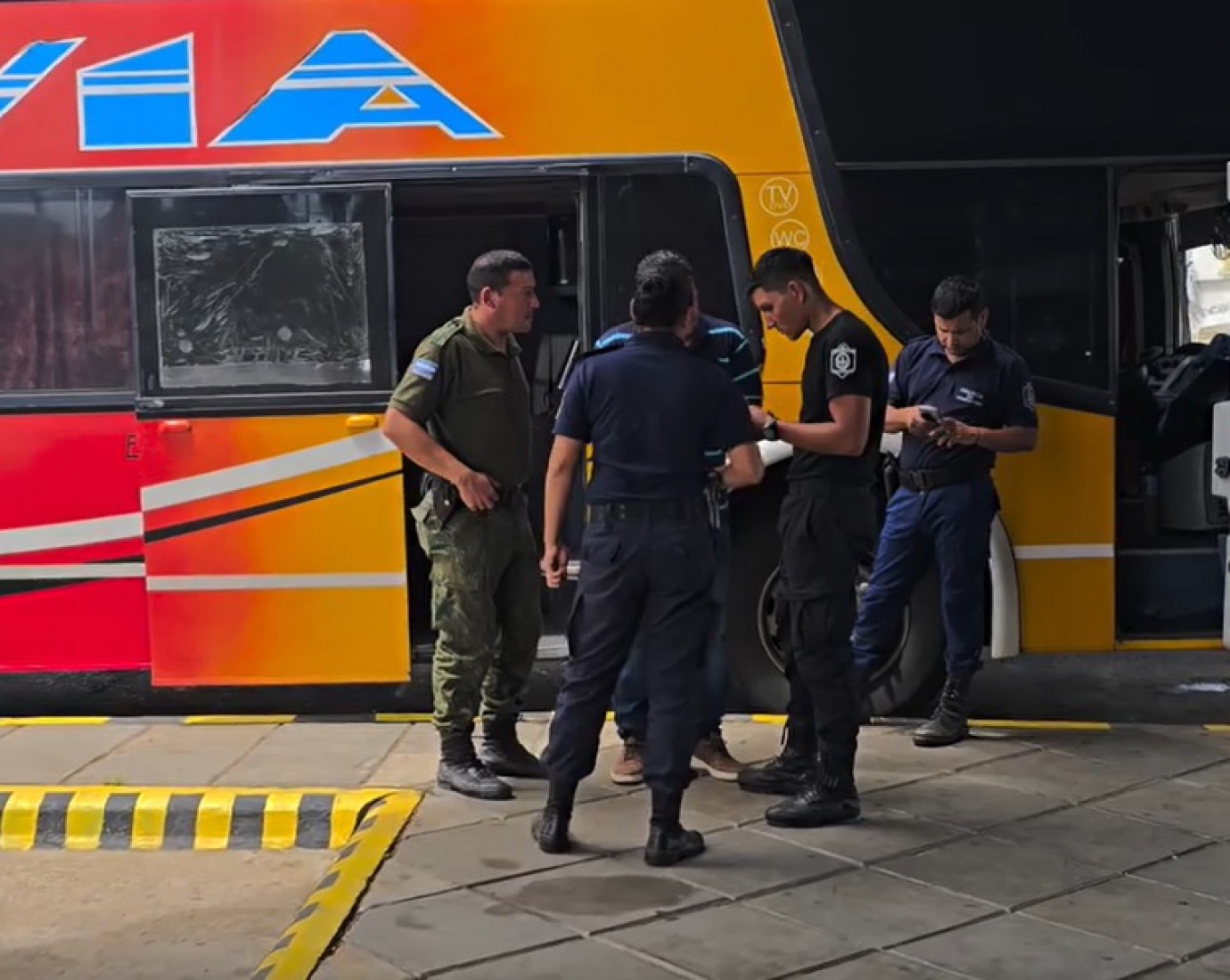Corrientes: Hallaron a un policía muerto en un colectivo