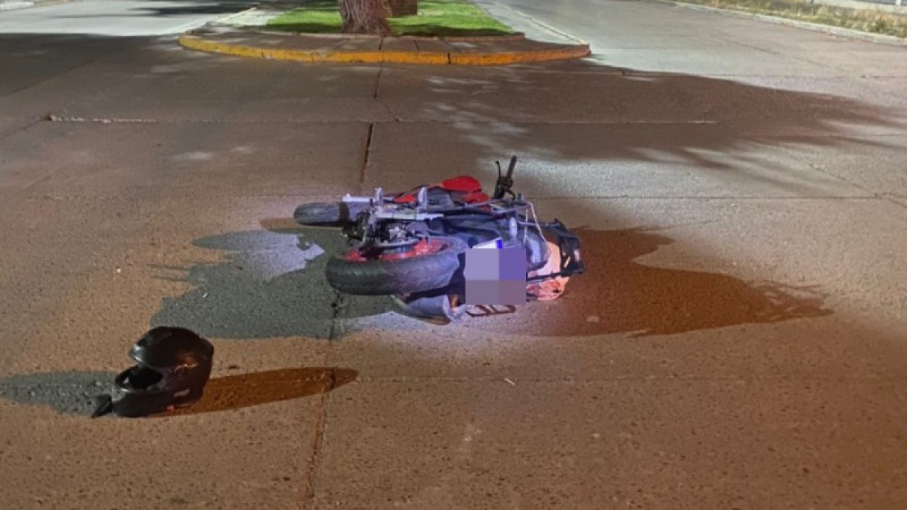 Un motociclista y su acompañante terminaron heridos tras chocar contra una camioneta