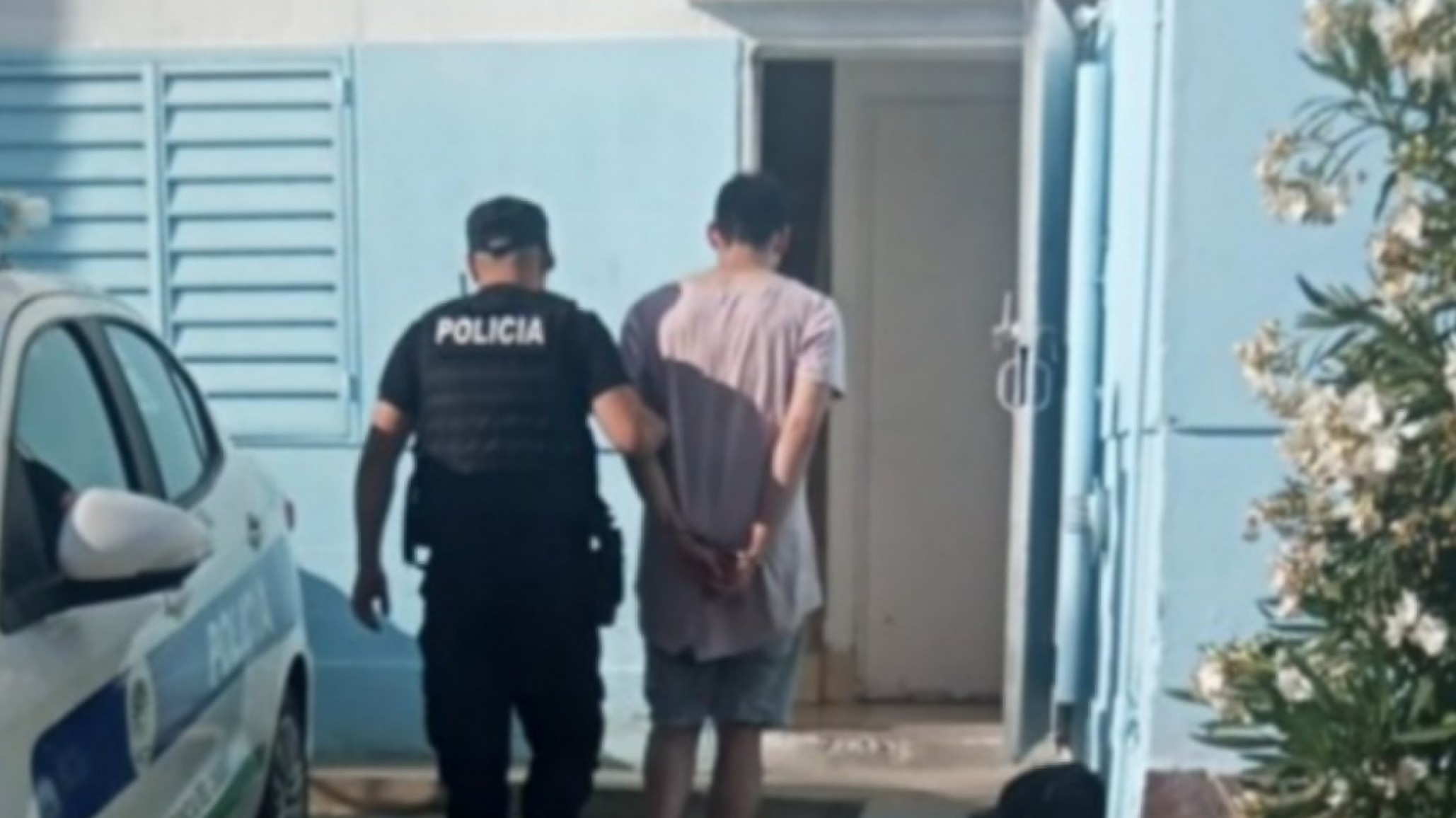 Lo sorprendió robando su televisor y lo amenazó de muerte con un cuchillo en el barrio 30 de Octubre