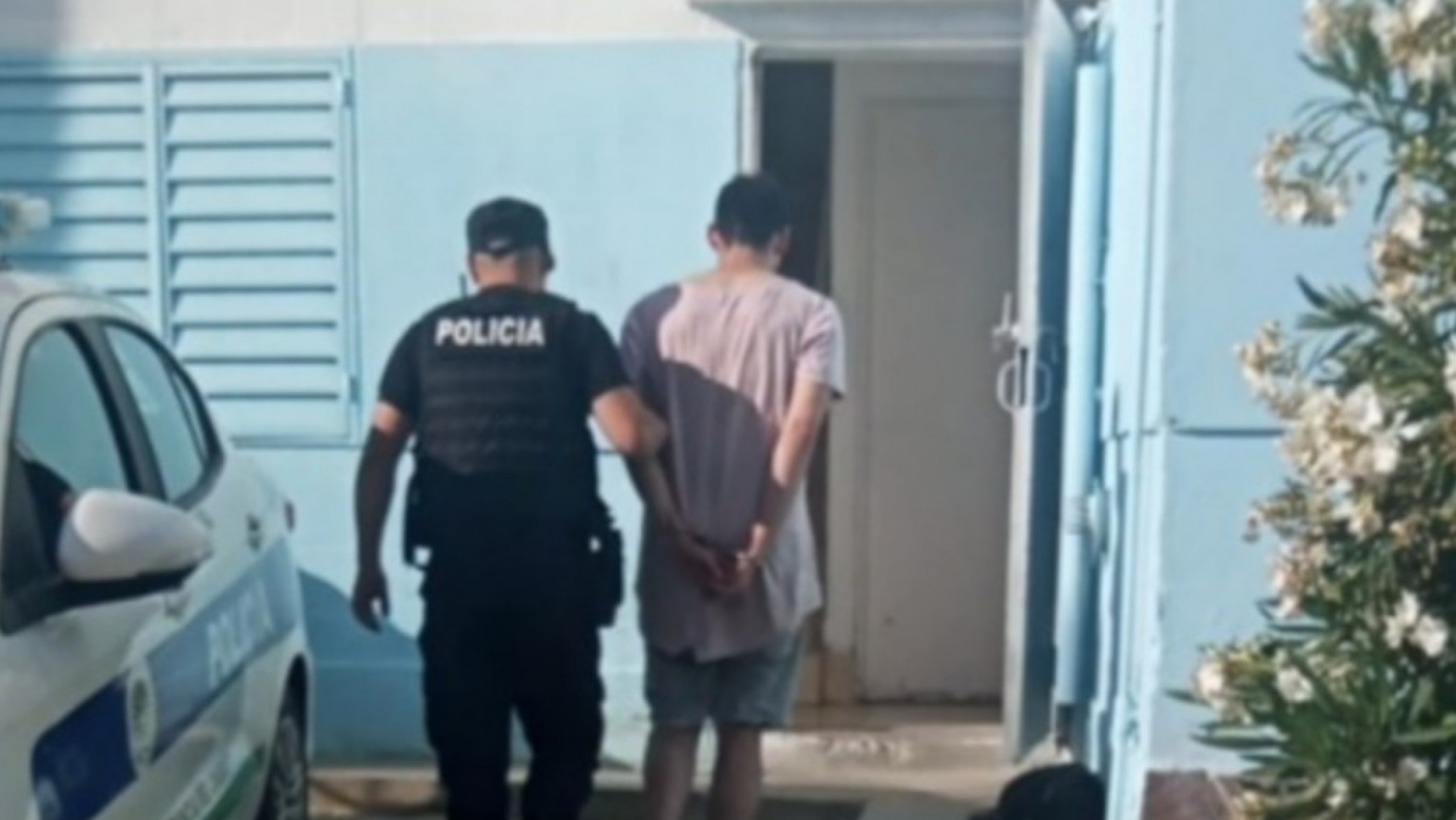 Lo sorprendió robando su televisor y lo amenazó de muerte con un cuchillo en el barrio 30 de Octubre