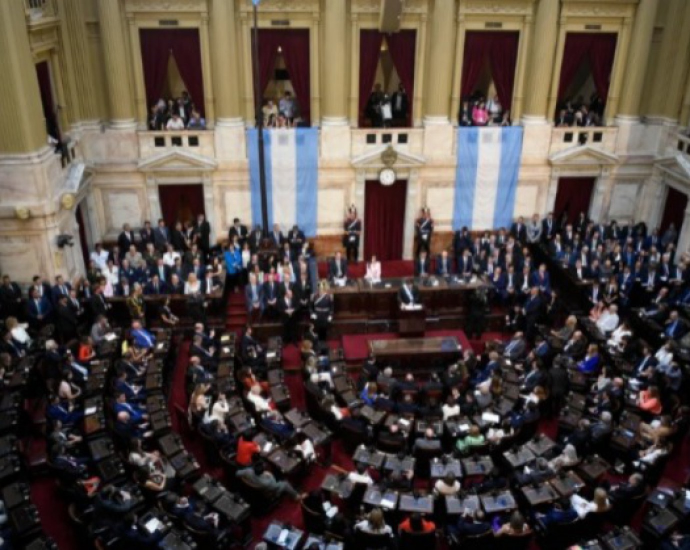 Milei abre sesiones ante un Congreso con ausencias opositoras y palcos militantes