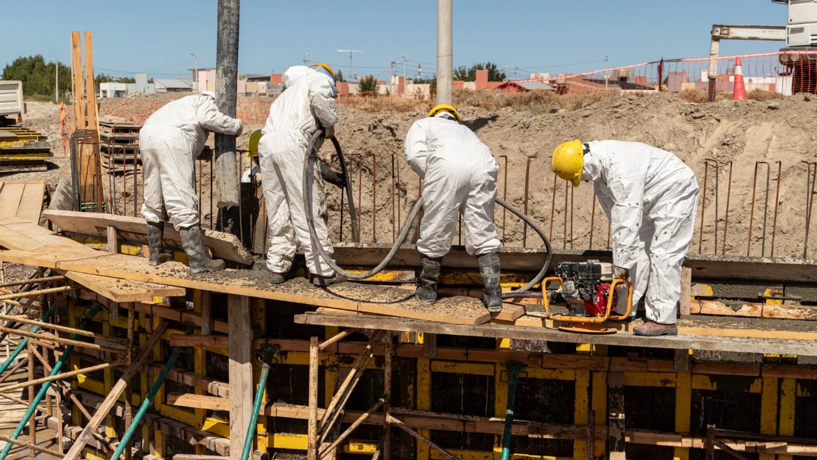 Avanza la construcción del puente peatonal en el barrio La Cantera de Km. 8