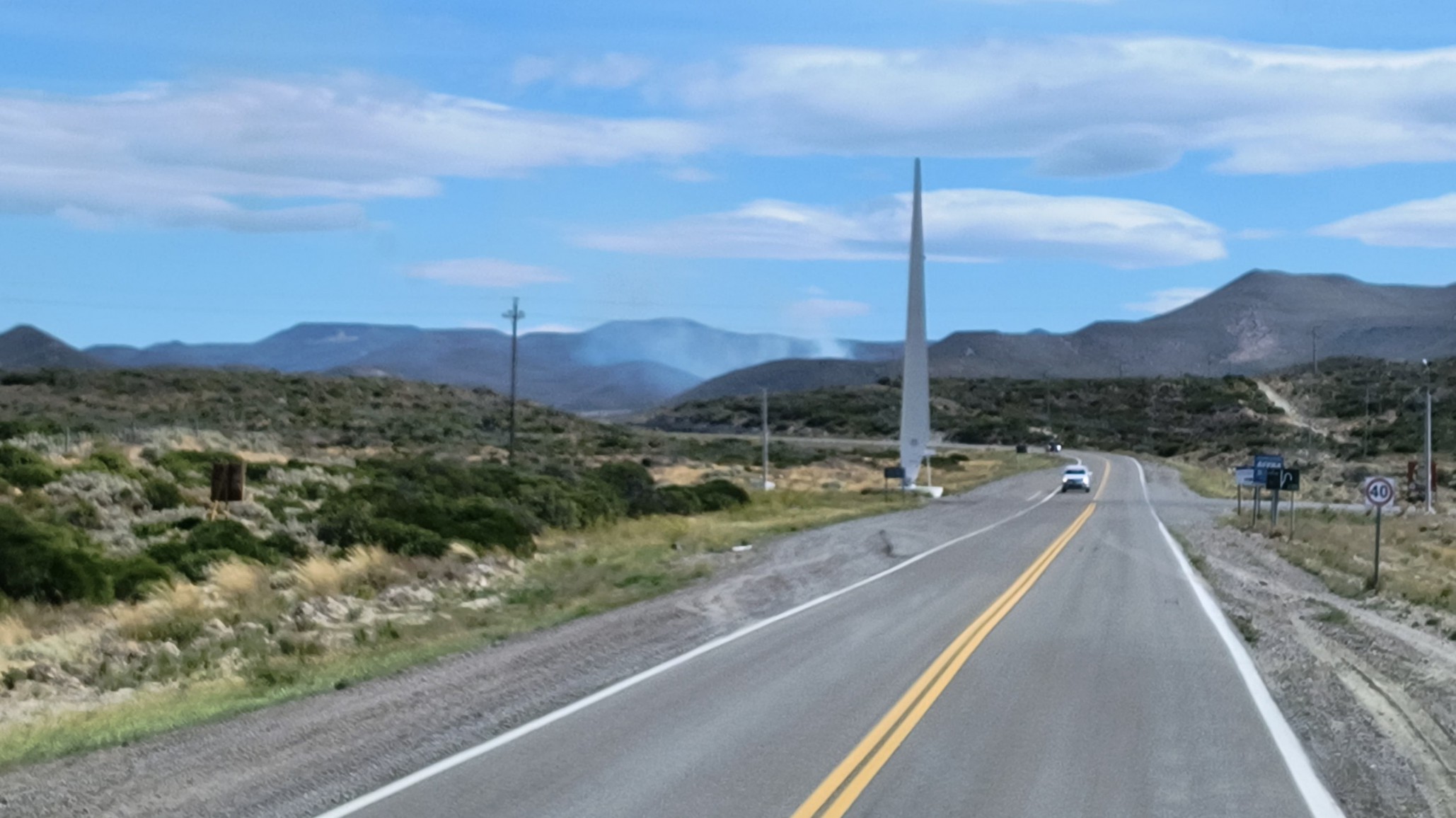 Incendio de pastizales en Ruta 3: tres dotaciones trabajan en el lugar