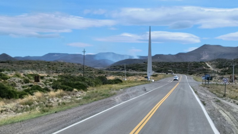 Incendio de pastizales en Ruta 3: tres dotaciones trabajan en el lugar