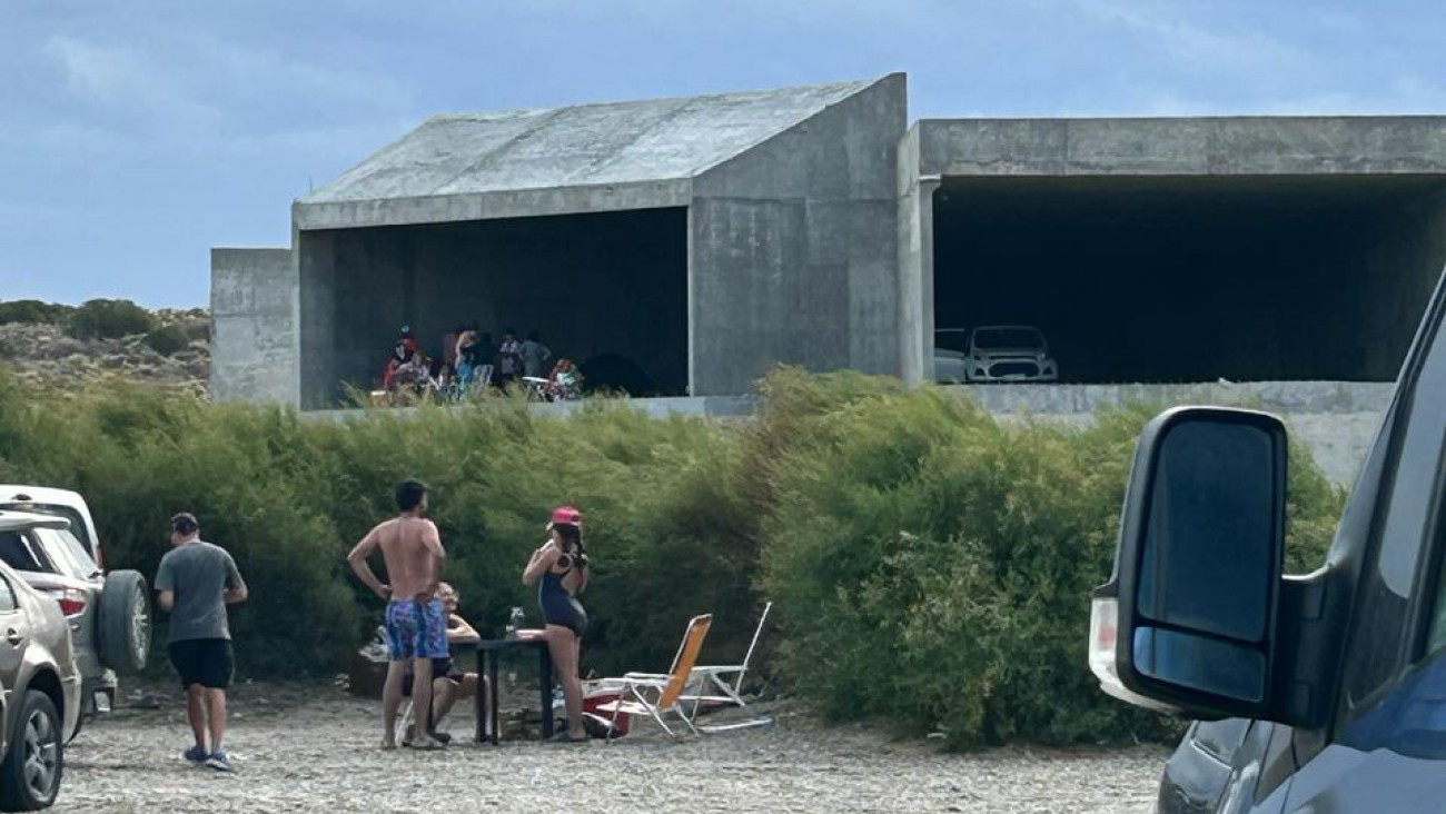 El CINA: Una obra majestuosa que está en pausa desde hace un año y hoy solo sirve de refugio para los acampantes de la playa