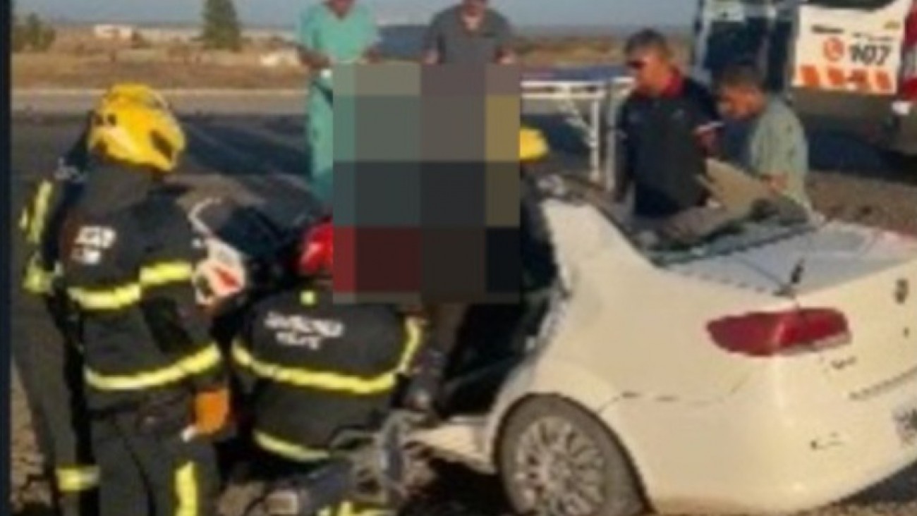 Choque frontal en la doble trocha: un taxista quedó atrapado y sufrió heridas graves