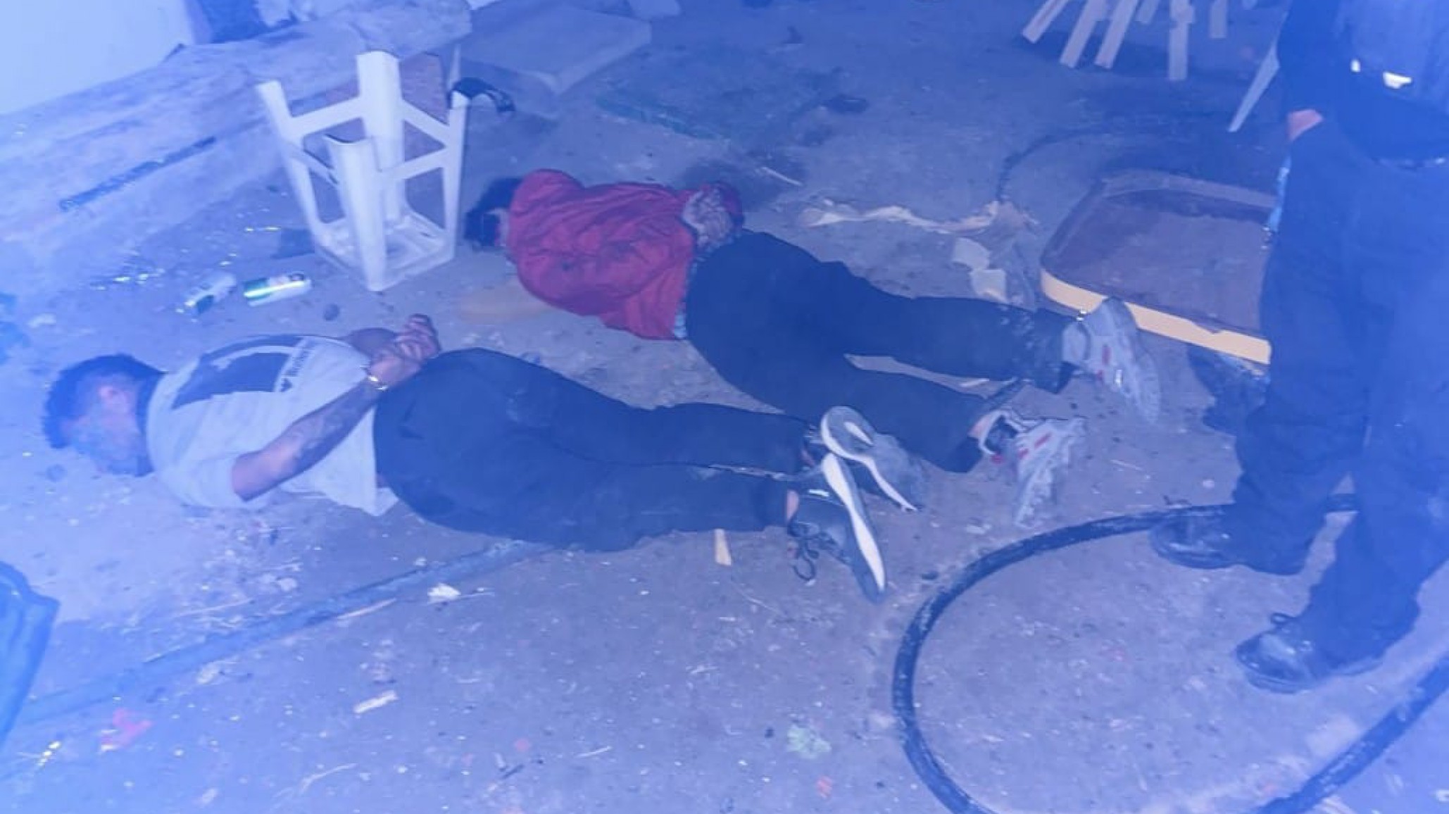 Detenidos tras persecución y disparos; se refugiaron en una casa y el dueño los sacó por la ventana