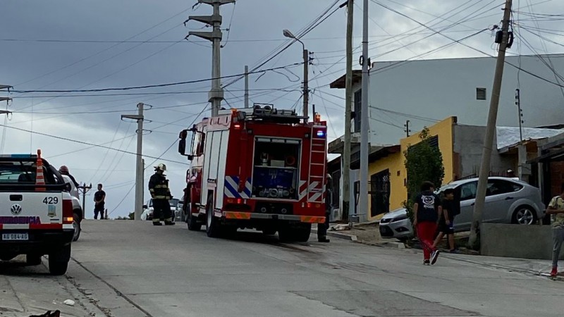 Incendio en una casa del barrio Quirno Costa y una pareja fue hospitalizada