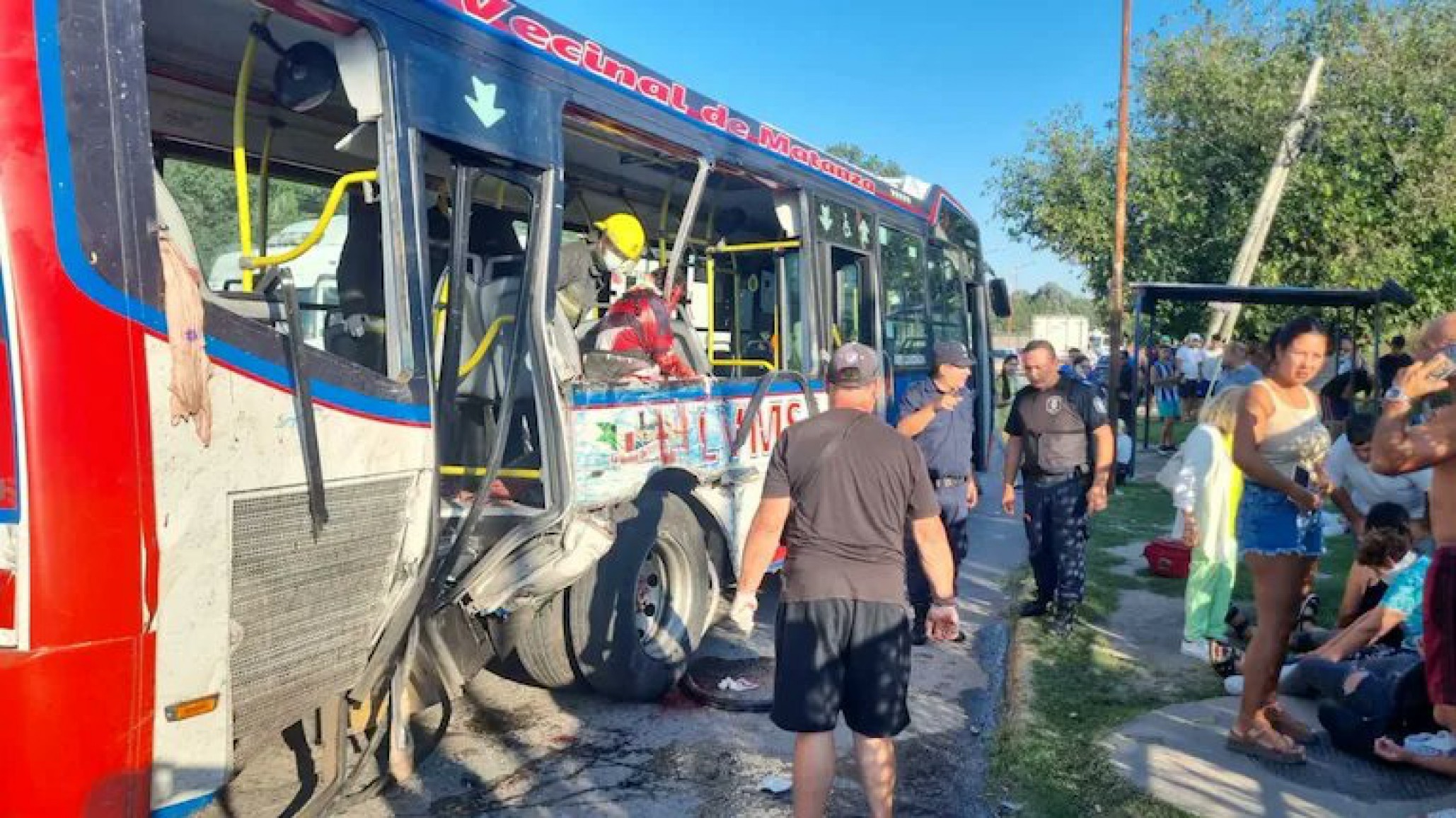 Un choque entre un colectivo y un camión dejó como saldo dos personas muertas y una mujer con el brazo amputado