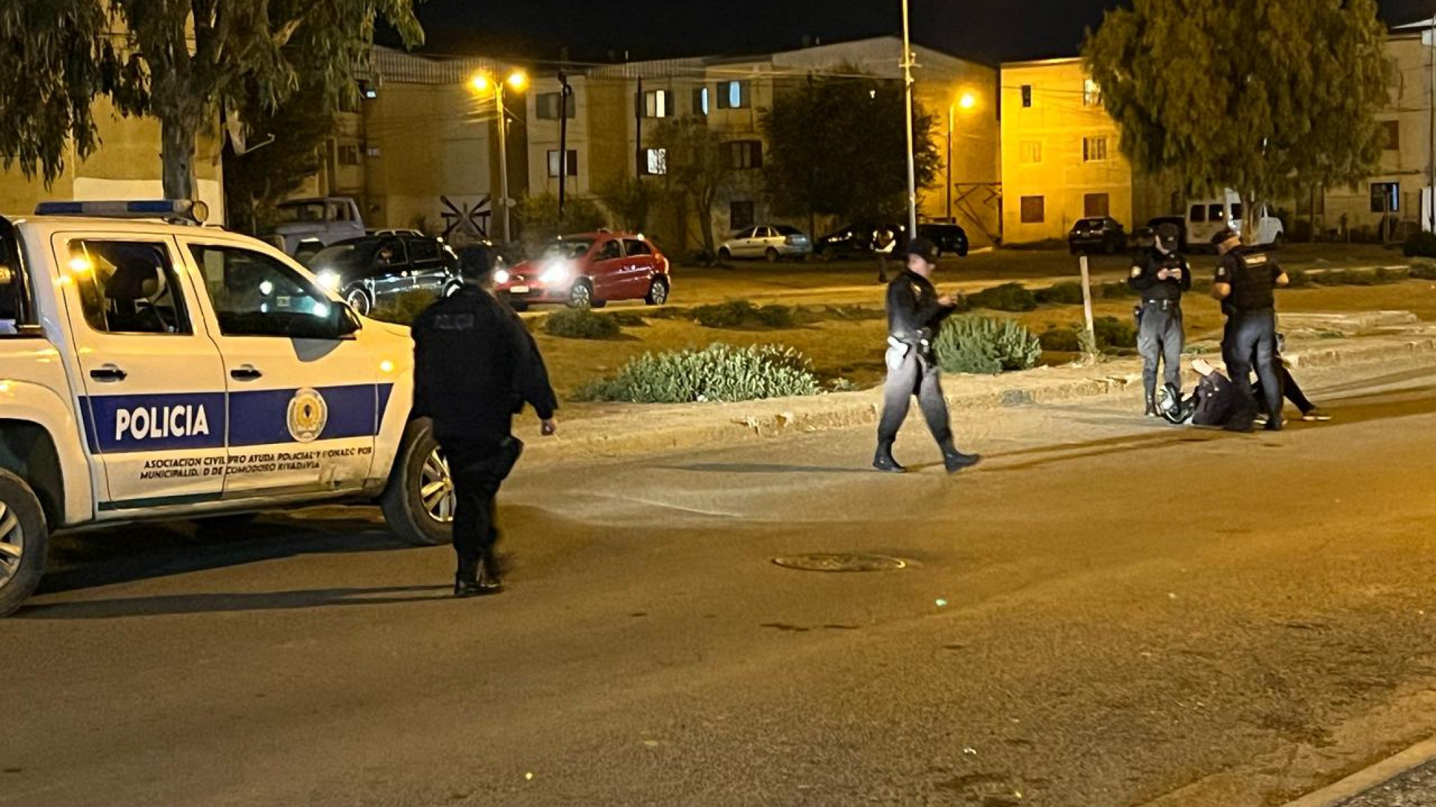 Accidente en Barrio Pueyrredón: repartidor en moto chocó contra la puerta de un auto