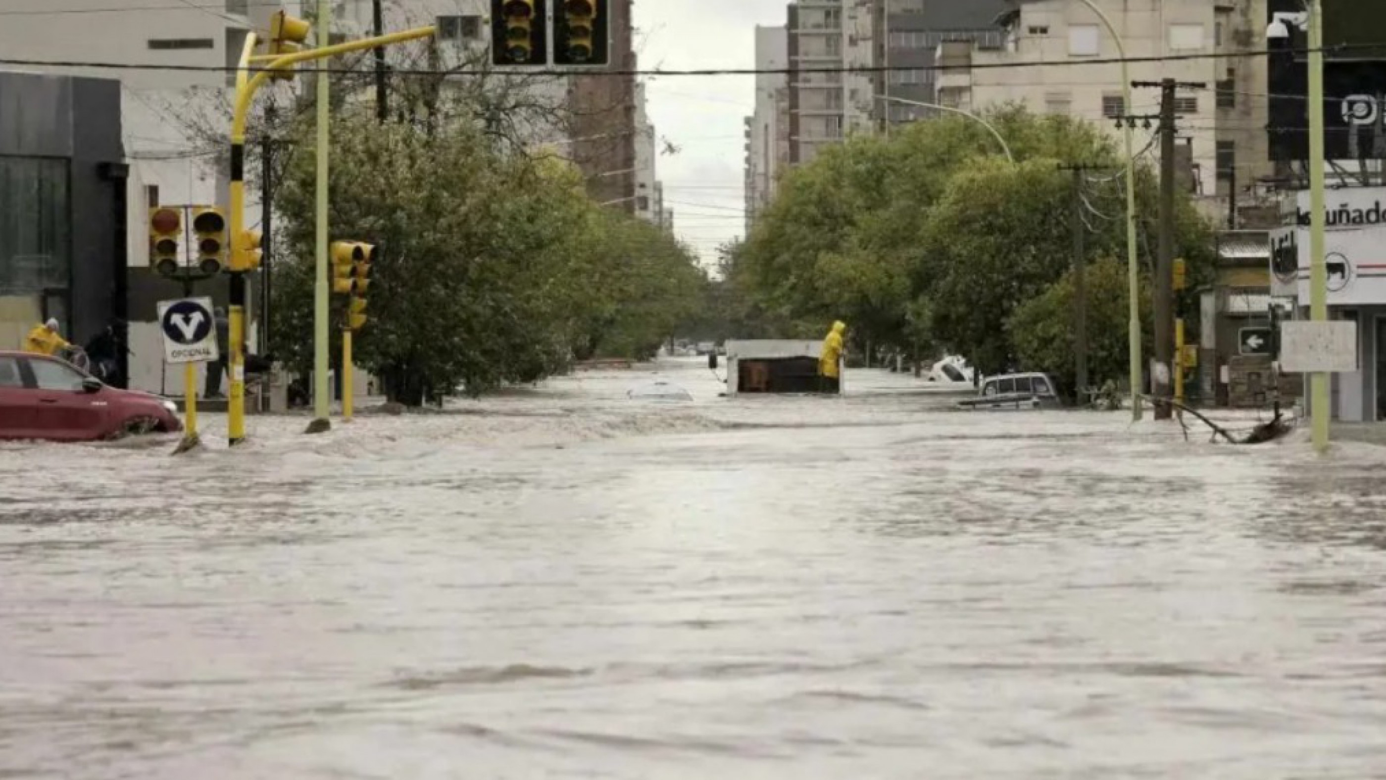 Bahía Blanca en crisis: 13 muertos y búsqueda contrarreloj de desaparecidos tras el temporal